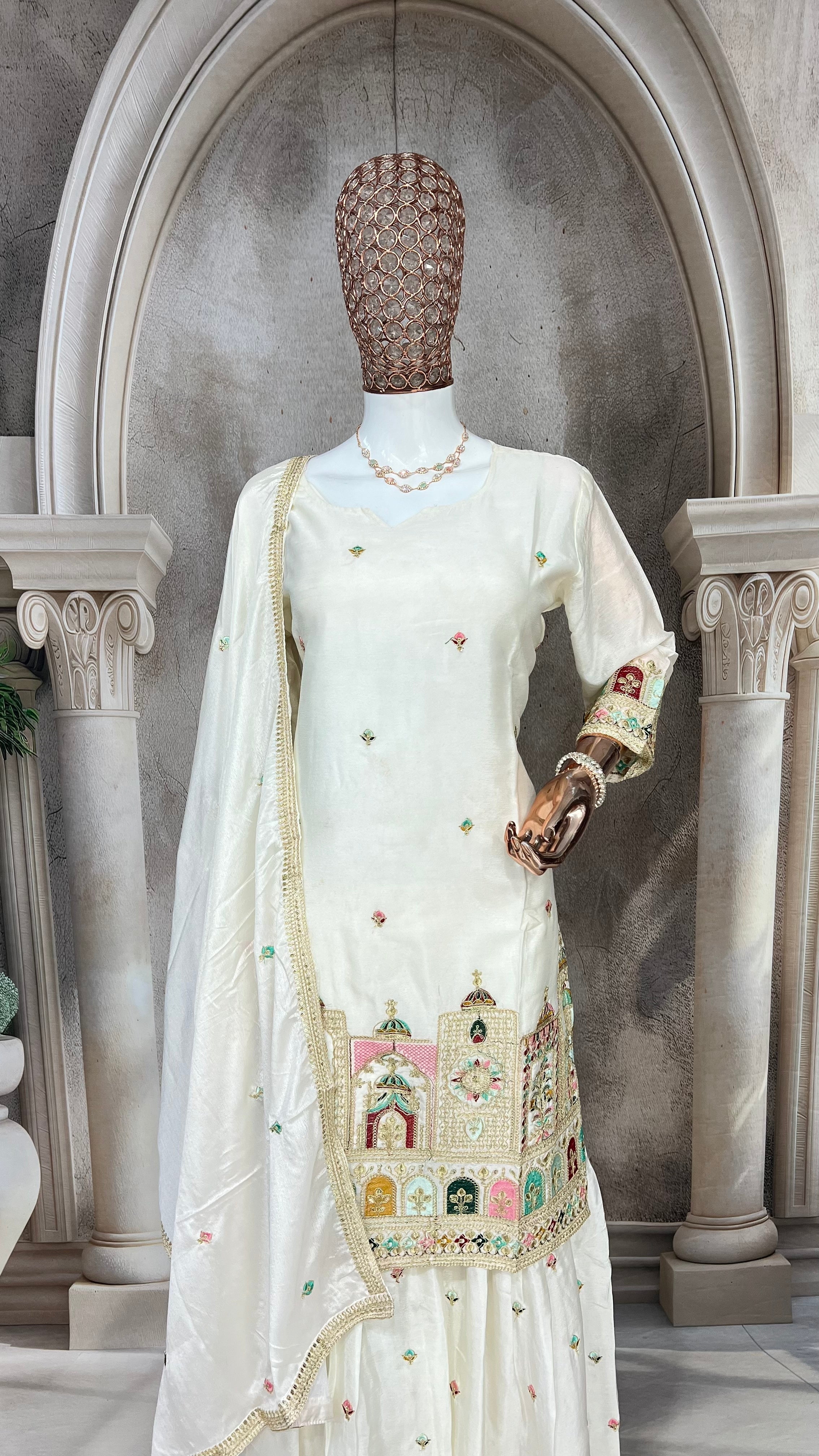 मल्टी सुई सेक्विन कढ़ाई काम के साथ डिजाइनर सूट सेट।