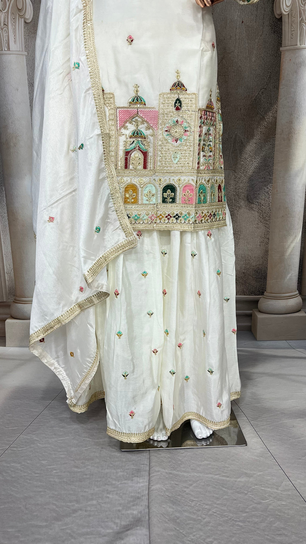 मल्टी सुई सेक्विन कढ़ाई काम के साथ डिजाइनर सूट सेट।