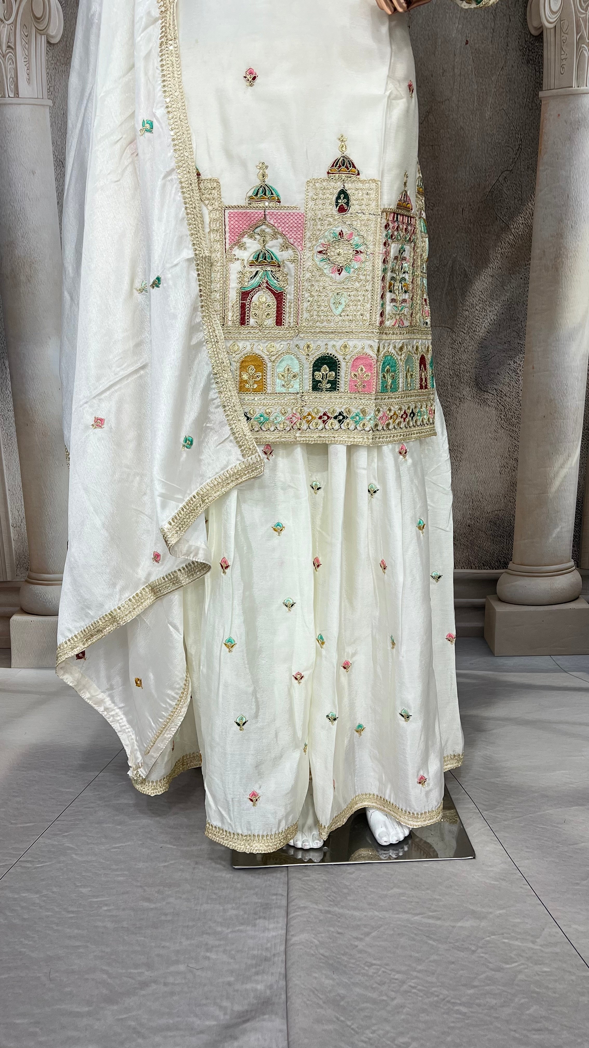 मल्टी सुई सेक्विन कढ़ाई काम के साथ डिजाइनर सूट सेट।