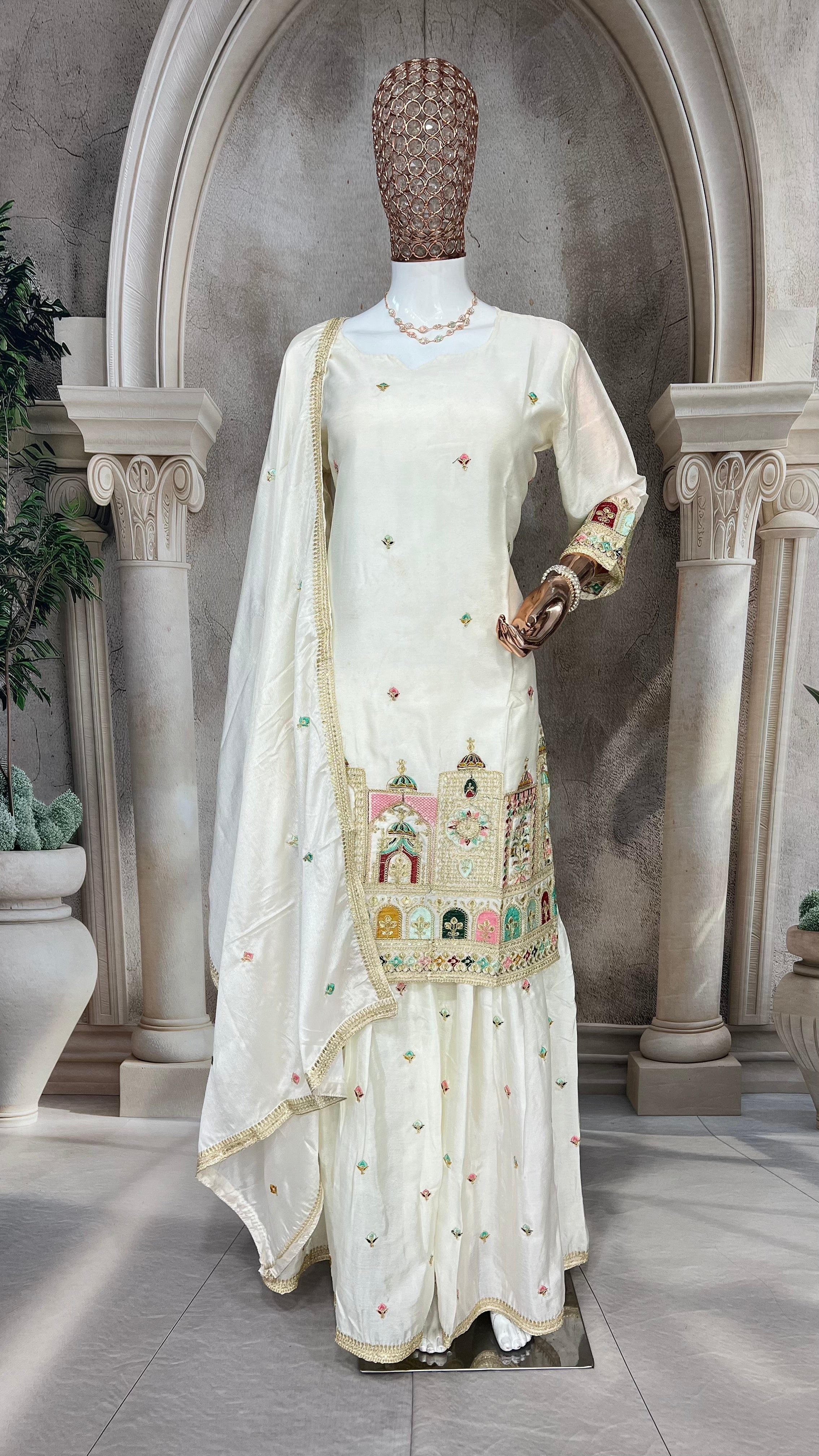 मल्टी सुई सेक्विन कढ़ाई काम के साथ डिजाइनर सूट सेट।