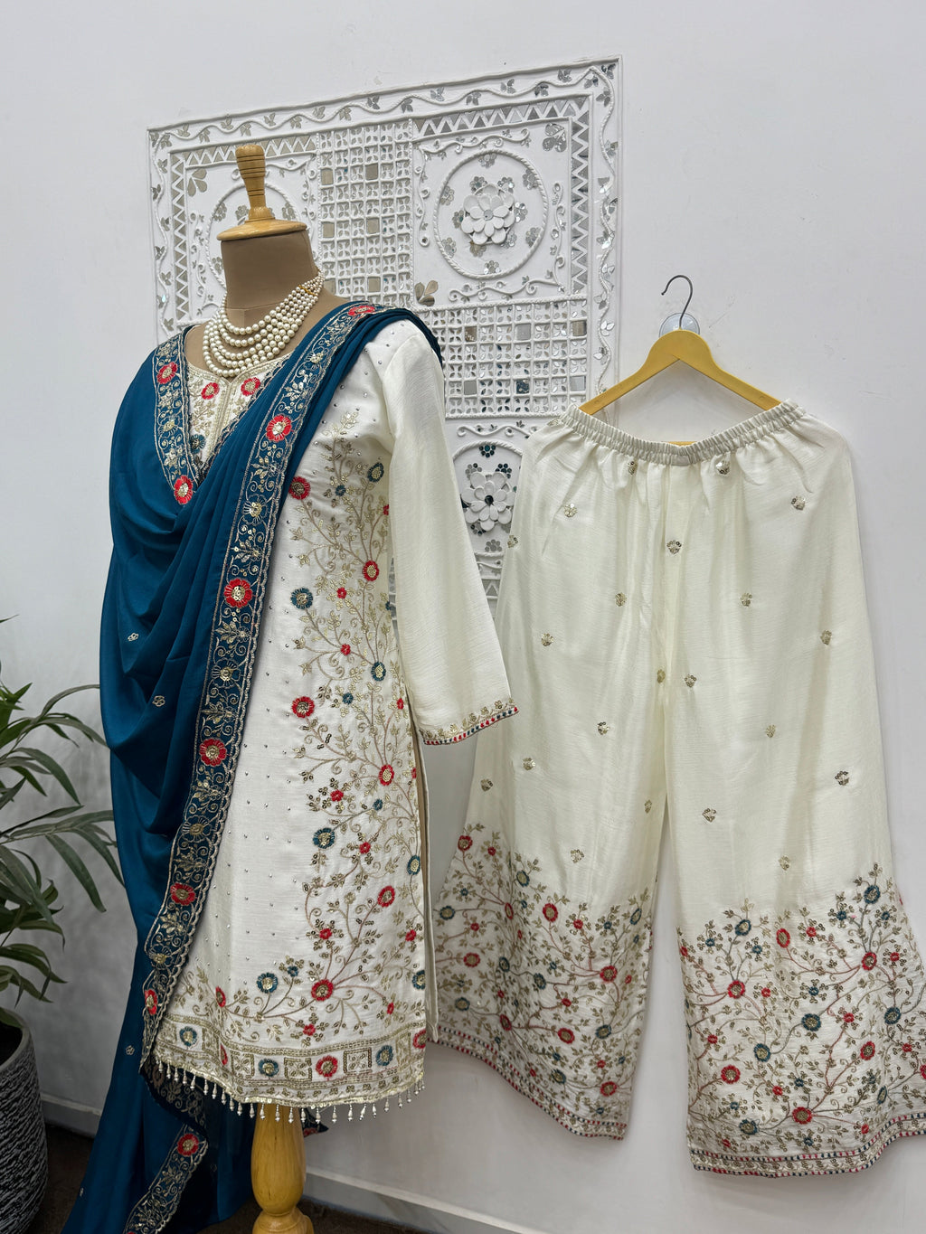 पार्टी वियर लुक डिज़ाइनर टॉप और बॉटम दुपट्टे के साथ