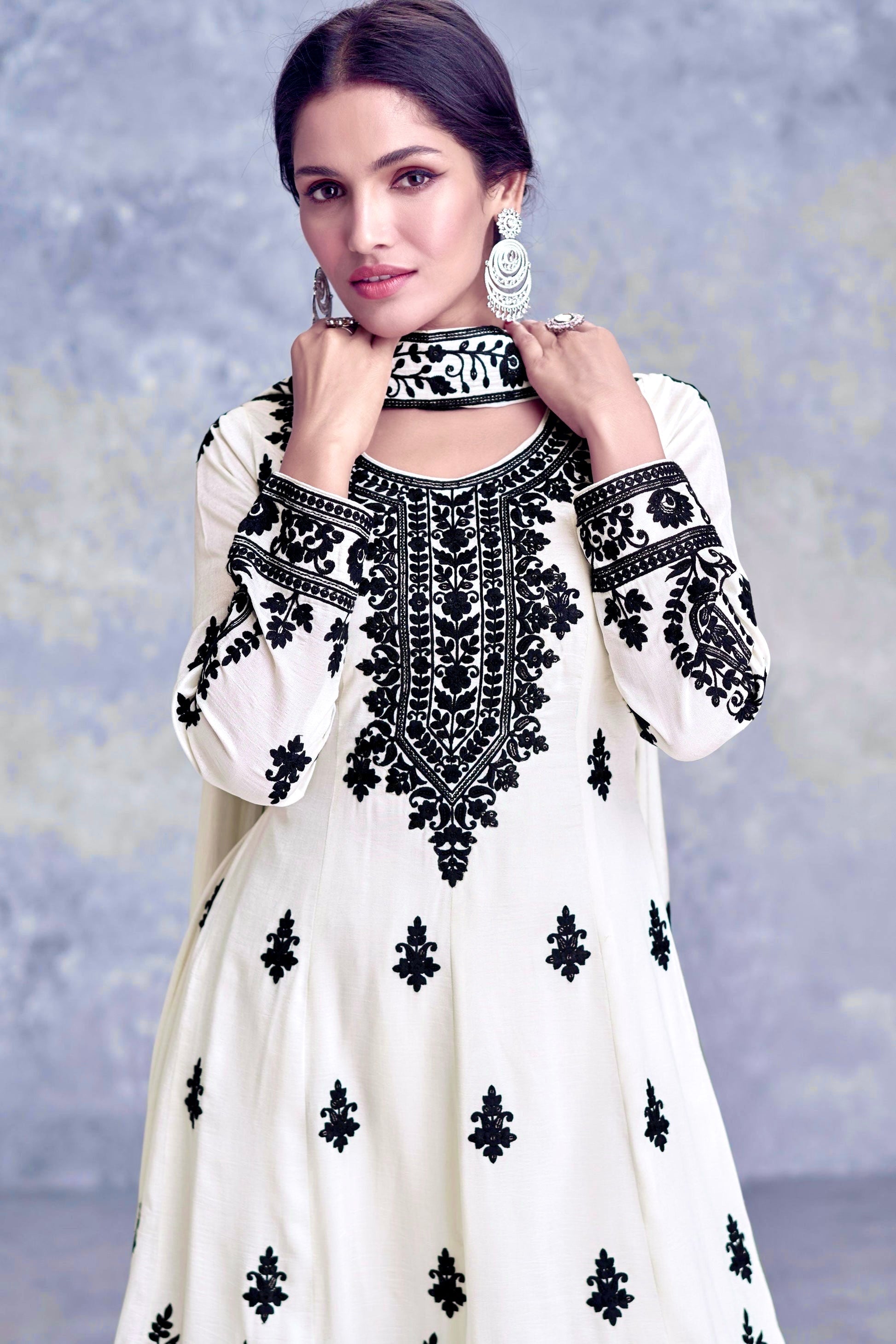 मल्टी नीडल सेक्विन कढ़ाई वर्क के साथ डिज़ाइनर सूट सेट