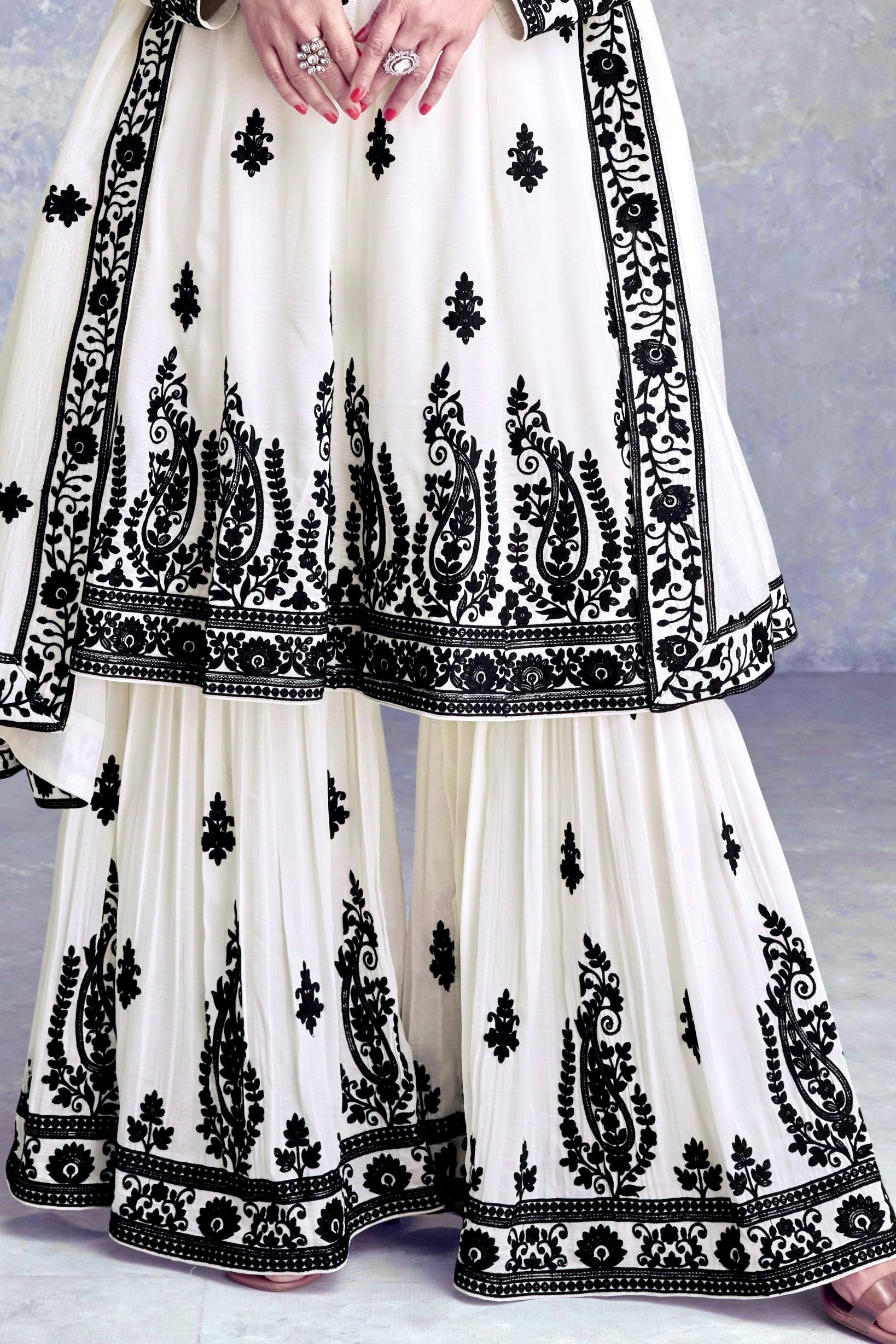 मल्टी नीडल सेक्विन कढ़ाई वर्क के साथ डिज़ाइनर सूट सेट