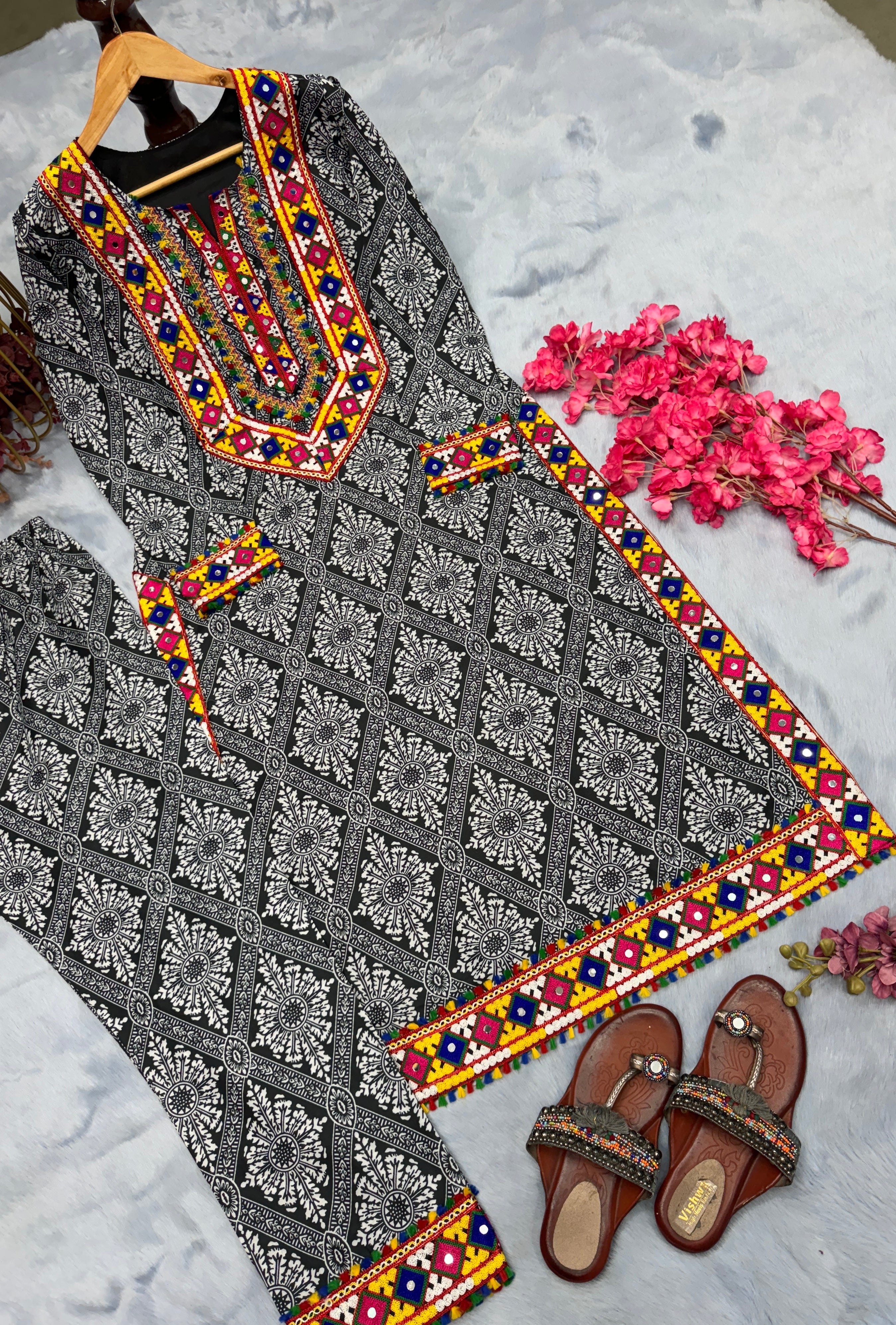 कढ़ाई के काम के साथ डिजिटल प्रिंट के साथ पार्टी वियर लुक टॉप और बॉटम