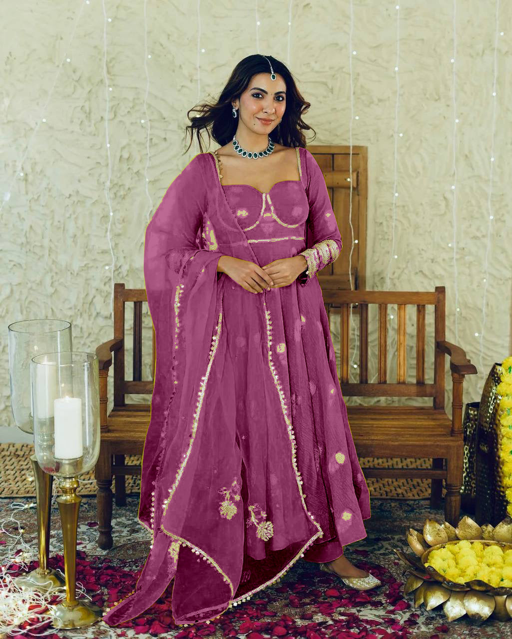 पार्टी वियर डिज़ाइनर अनारकली गाउन और दुपट्टे के साथ बॉटम