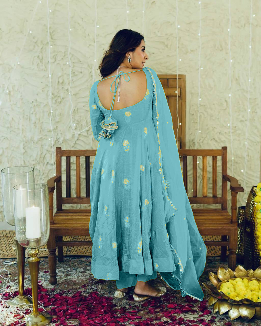 पार्टी वियर डिज़ाइनर अनारकली गाउन और दुपट्टे के साथ बॉटम