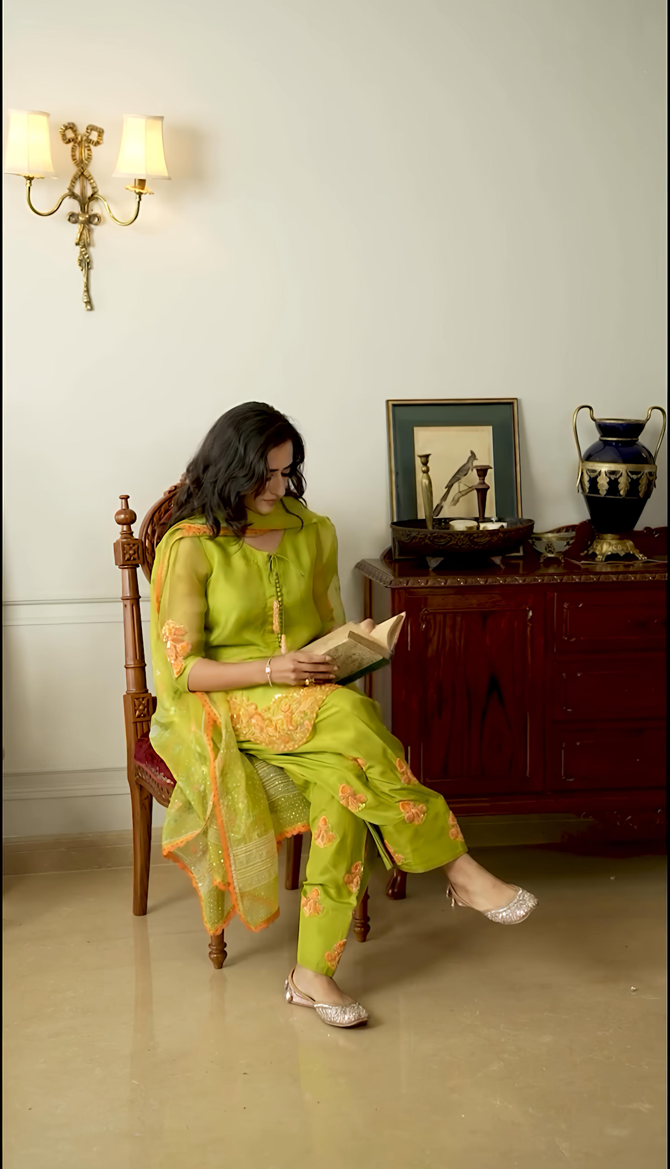 पार्टी वियर खूबसूरत टॉप-बॉटम और फैंसी दुपट्टा