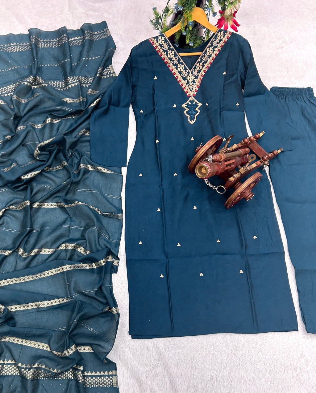 कढ़ाई के काम के साथ डिज़ाइनर पार्टी वियर सूट-पेंट और दुपट्टा