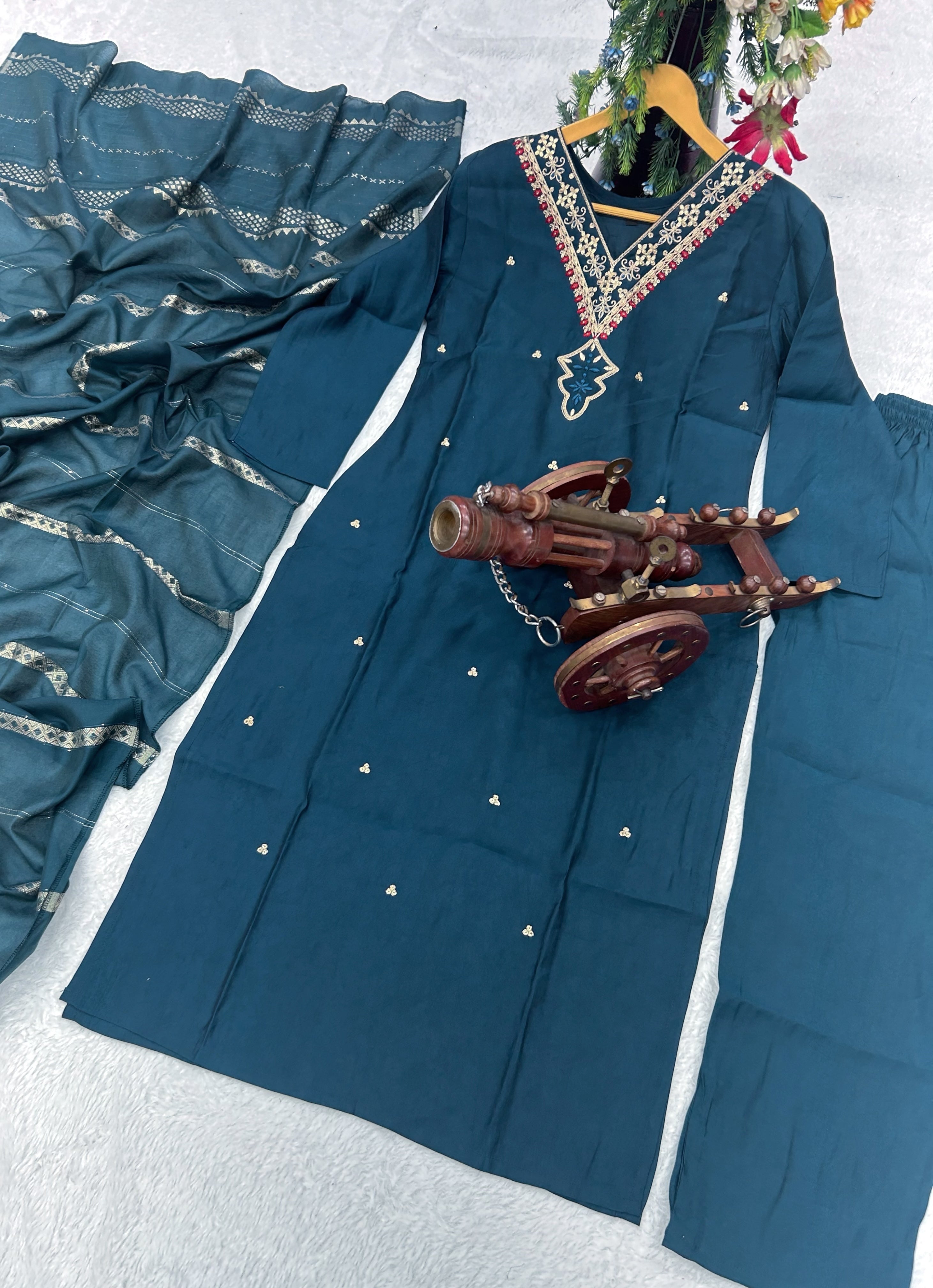 कढ़ाई के काम के साथ डिज़ाइनर पार्टी वियर सूट-पेंट और दुपट्टा