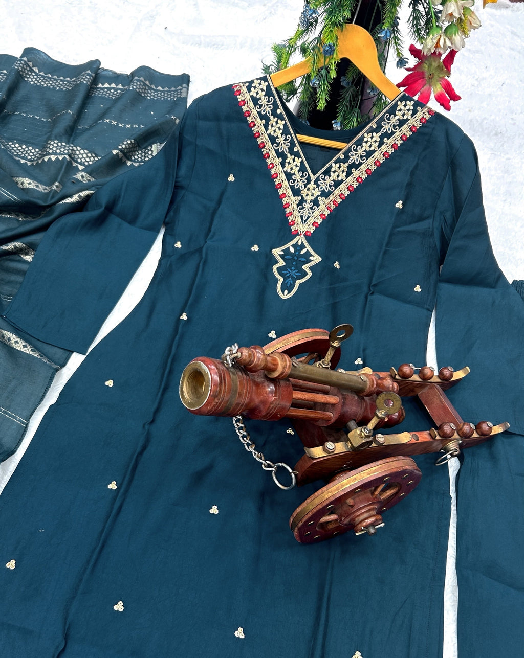 कढ़ाई के काम के साथ डिज़ाइनर पार्टी वियर सूट-पेंट और दुपट्टा