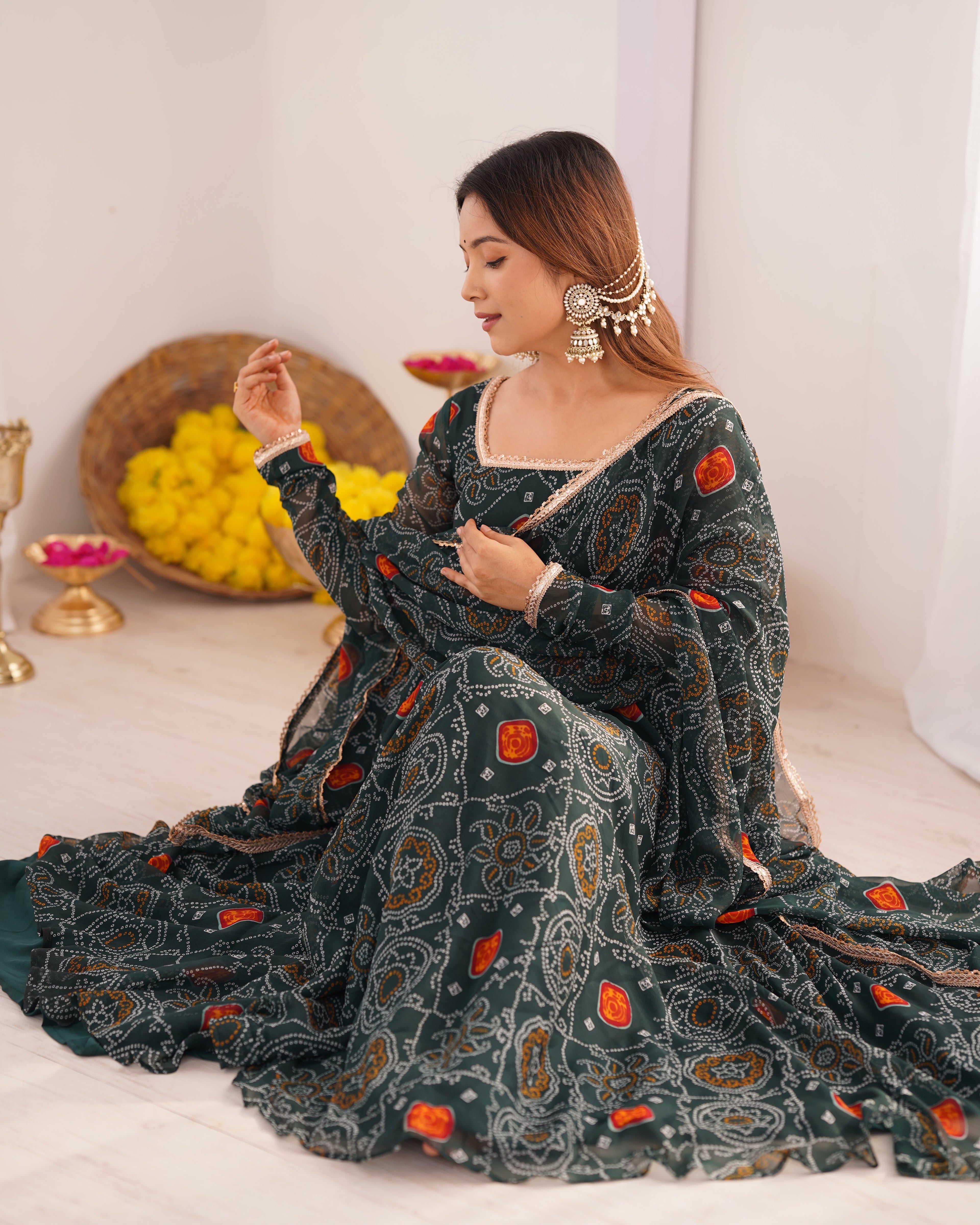 पार्टी वियर सुंदर अनारकली गाउन और दुपट्टे के साथ पैंट