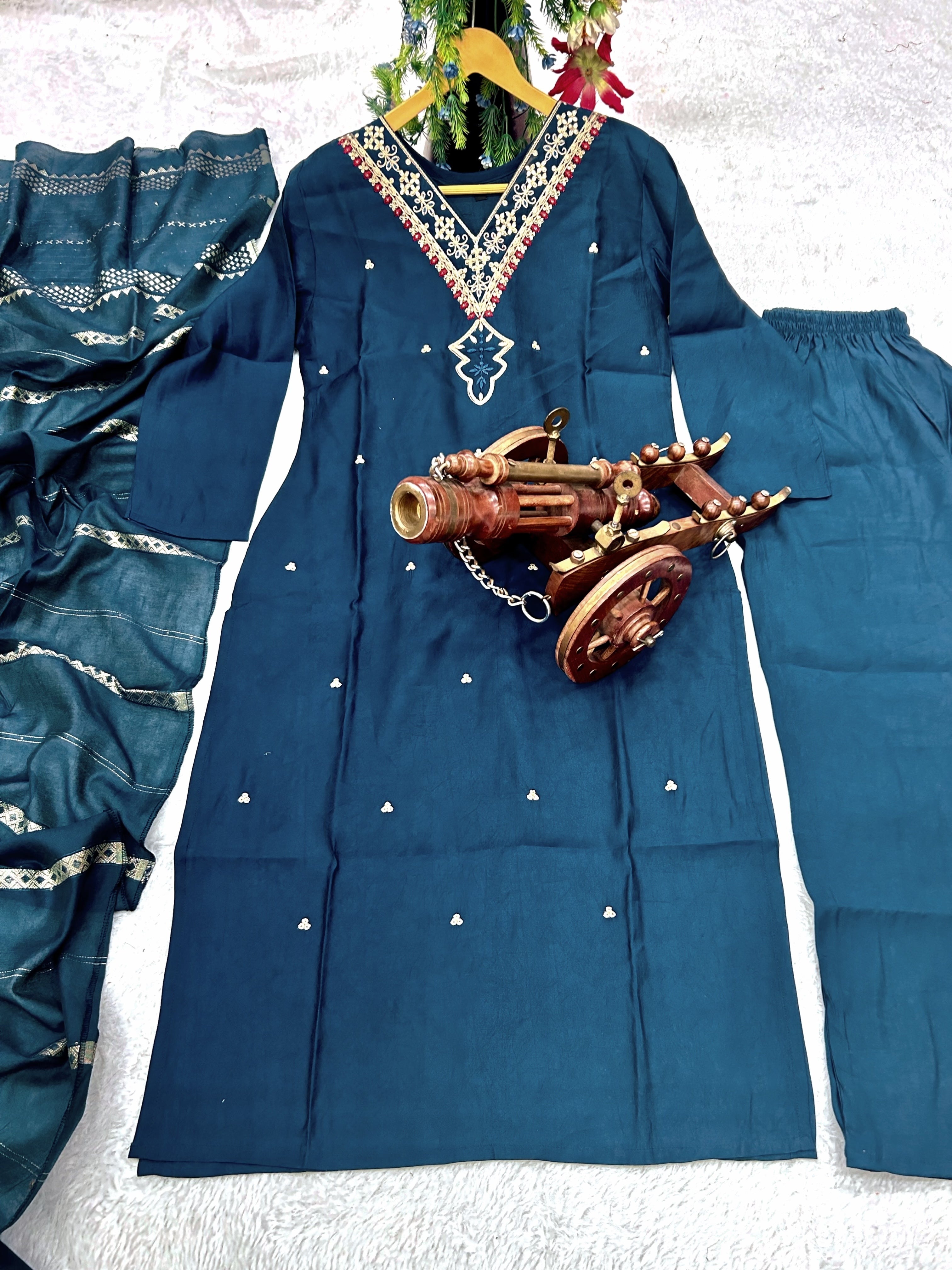 कढ़ाई के काम के साथ डिज़ाइनर पार्टी वियर सूट-पेंट और दुपट्टा