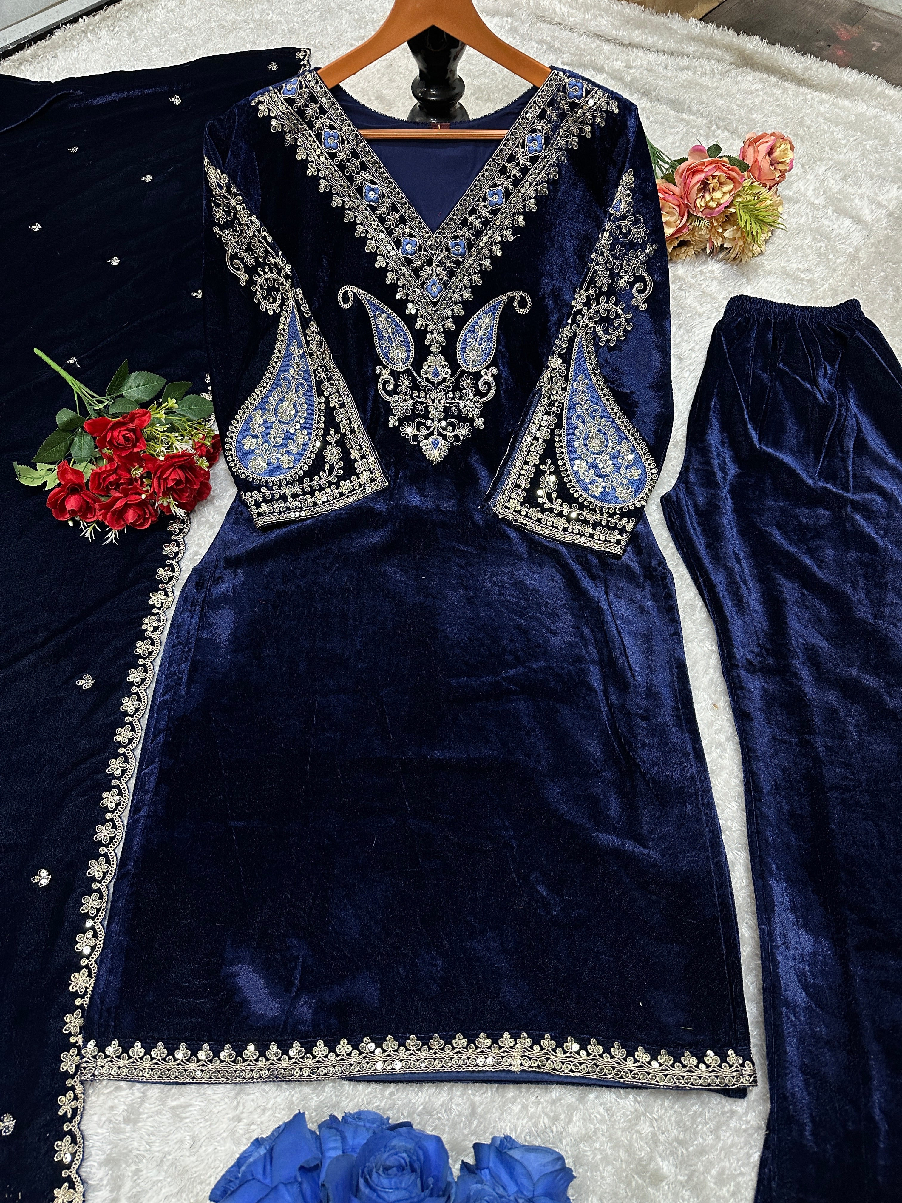 कढ़ाई के काम के साथ डिज़ाइनर पार्टी वियर टॉप बॉटम और दुपट्टा