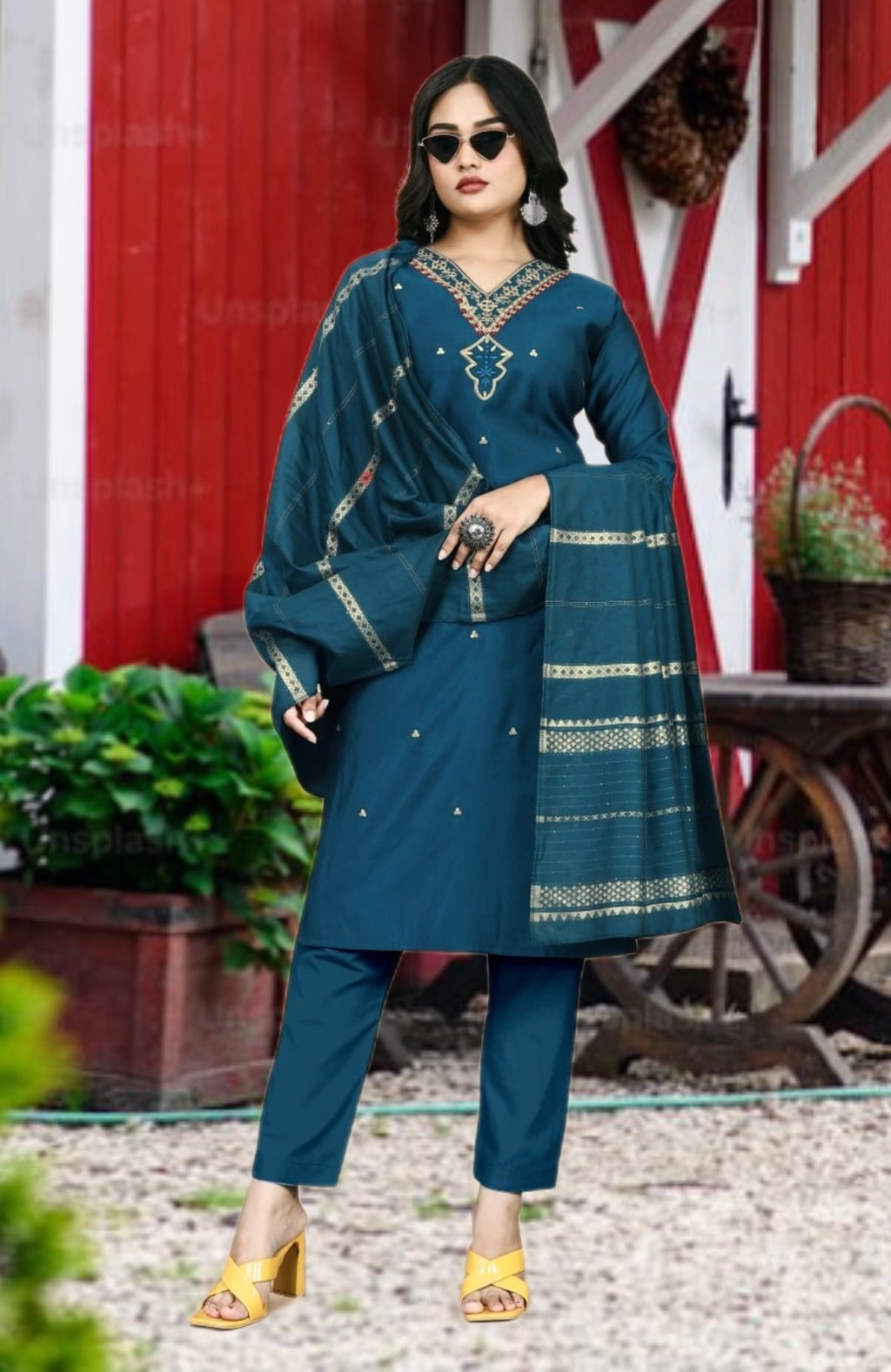 कढ़ाई के काम के साथ डिज़ाइनर पार्टी वियर सूट-पेंट और दुपट्टा