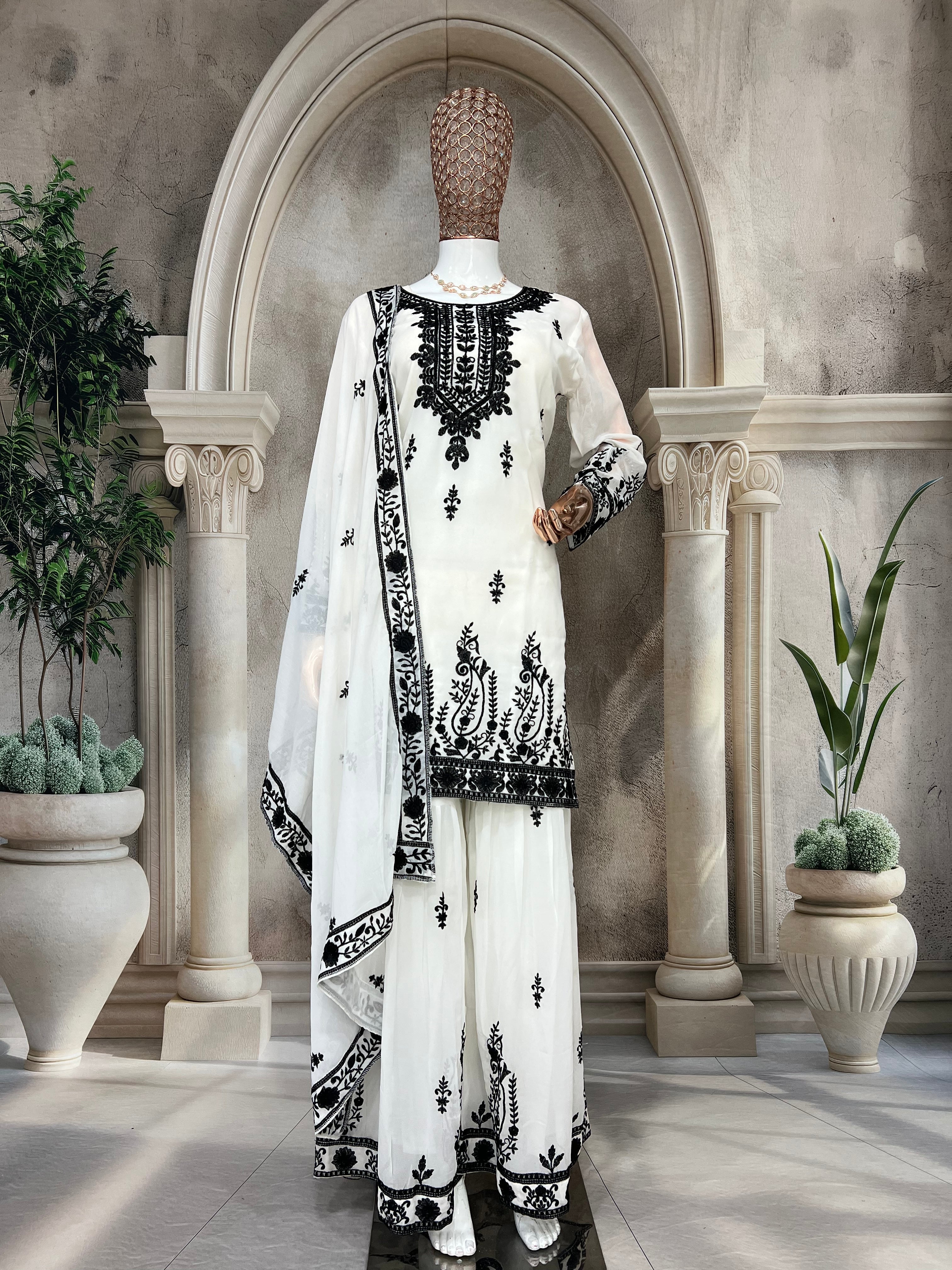 मल्टी नीडल सेक्विन कढ़ाई वर्क के साथ डिज़ाइनर सूट सेट