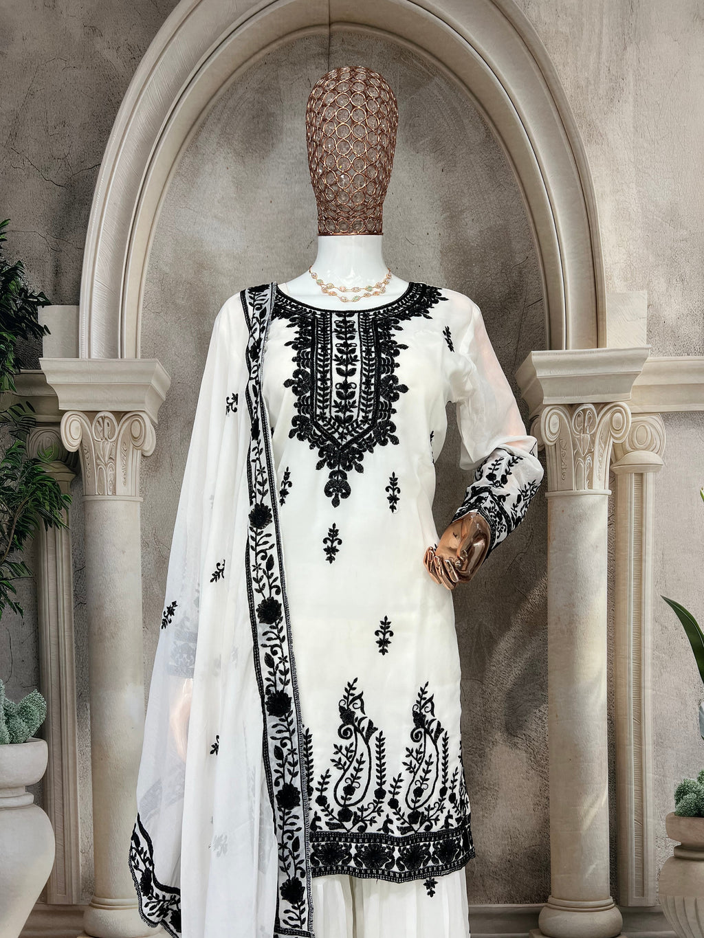 मल्टी नीडल सेक्विन कढ़ाई वर्क के साथ डिज़ाइनर सूट सेट