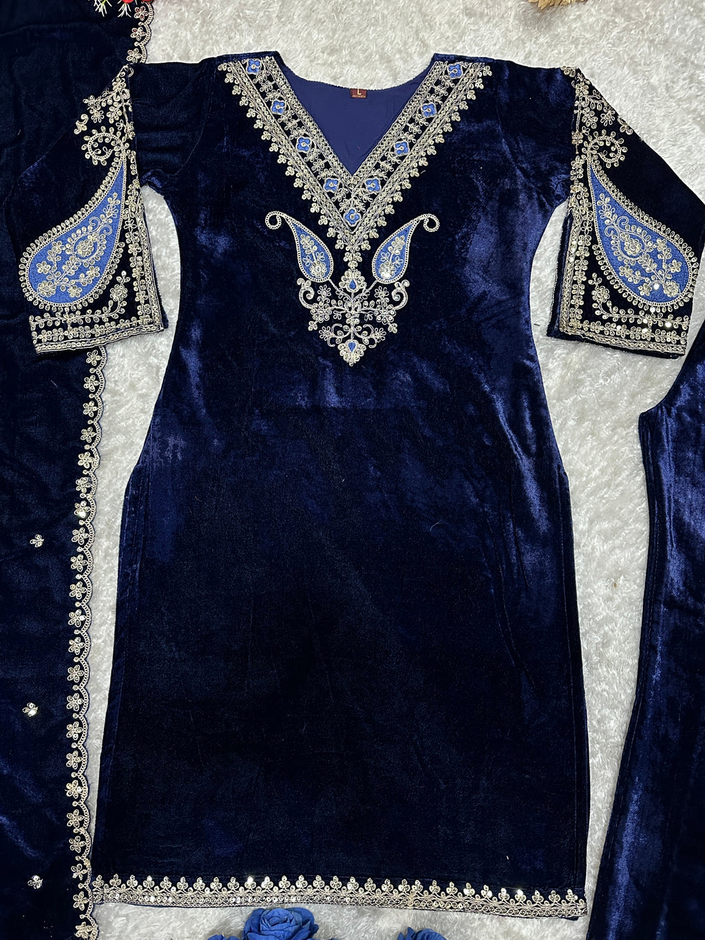 कढ़ाई के काम के साथ डिज़ाइनर पार्टी वियर टॉप बॉटम और दुपट्टा