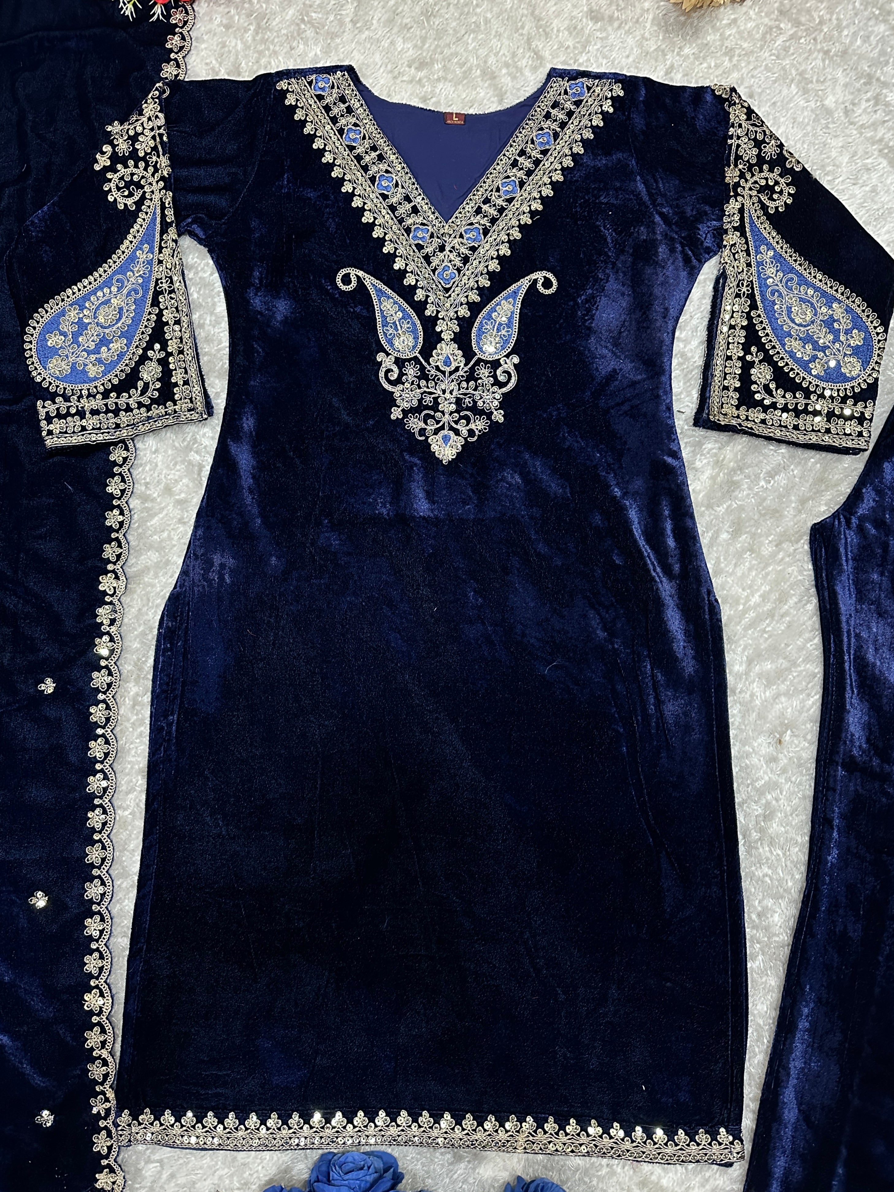 कढ़ाई के काम के साथ डिज़ाइनर पार्टी वियर टॉप बॉटम और दुपट्टा