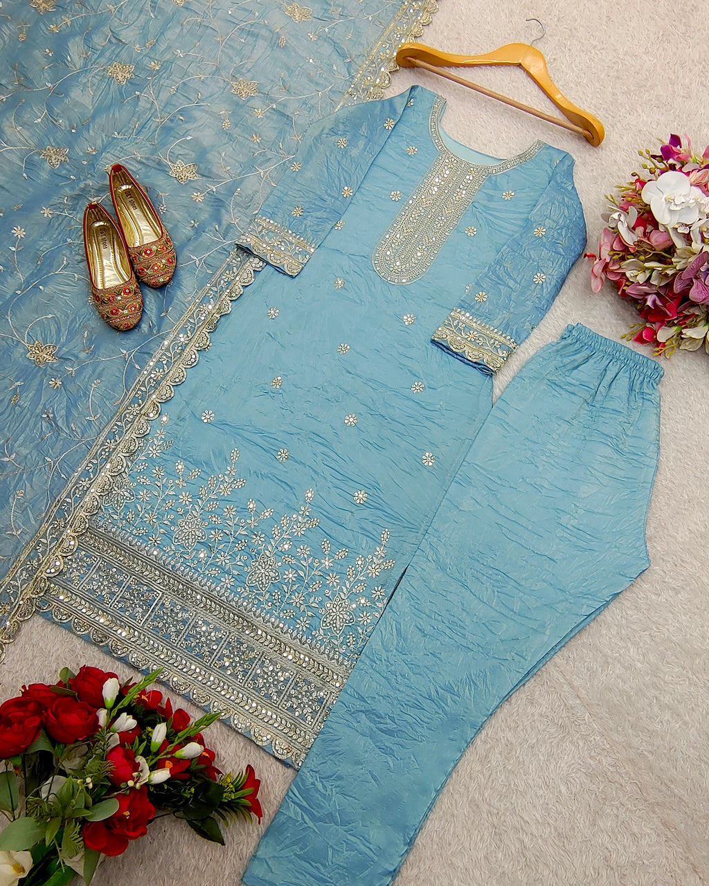 डिज़ाइनर पार्टी वियर टॉप, पैंट और खूबसूरत दुपट्टा