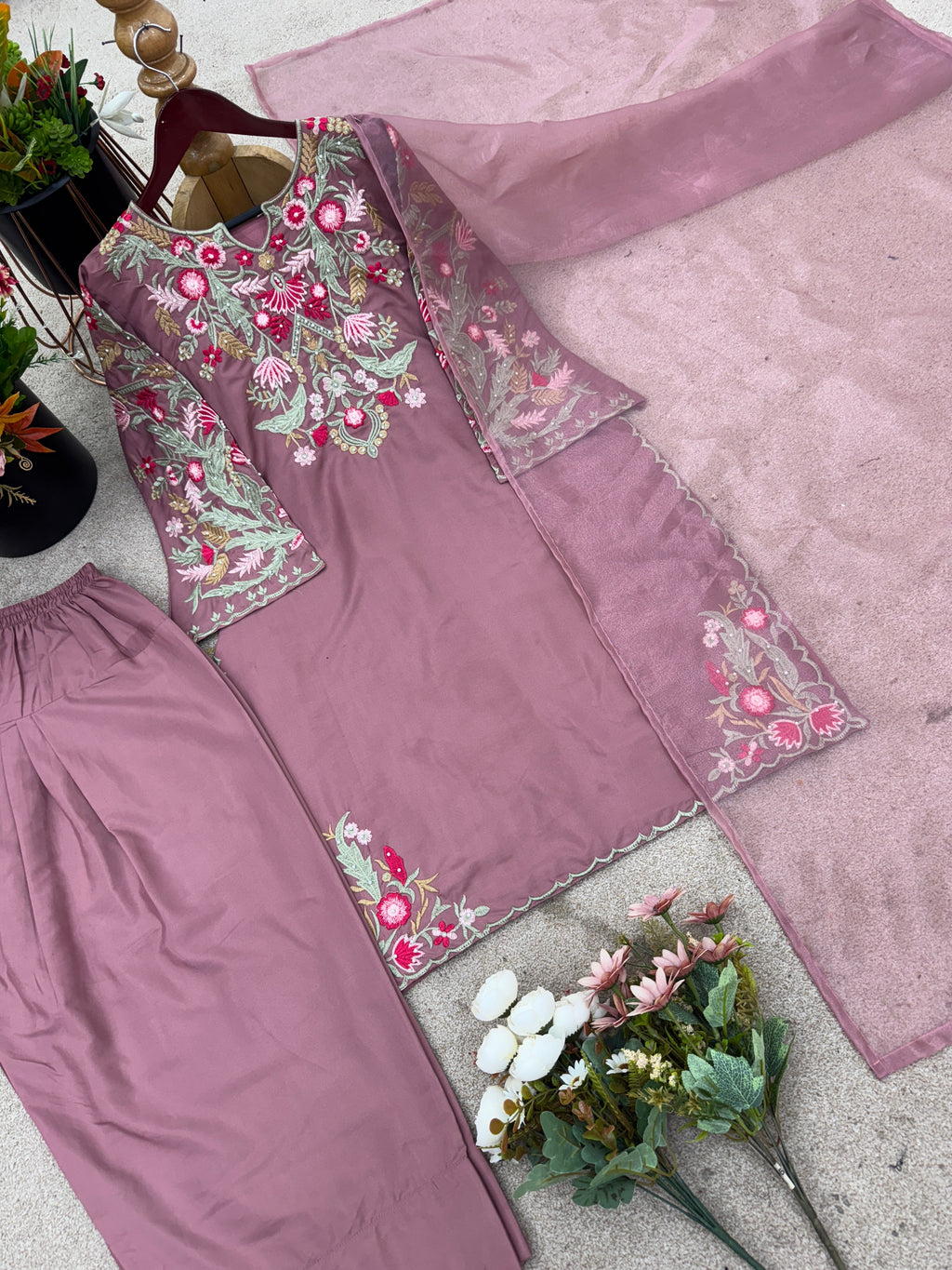 पार्टी वियर खूबसूरत टॉप-बॉटम और फैंसी दुपट्टा