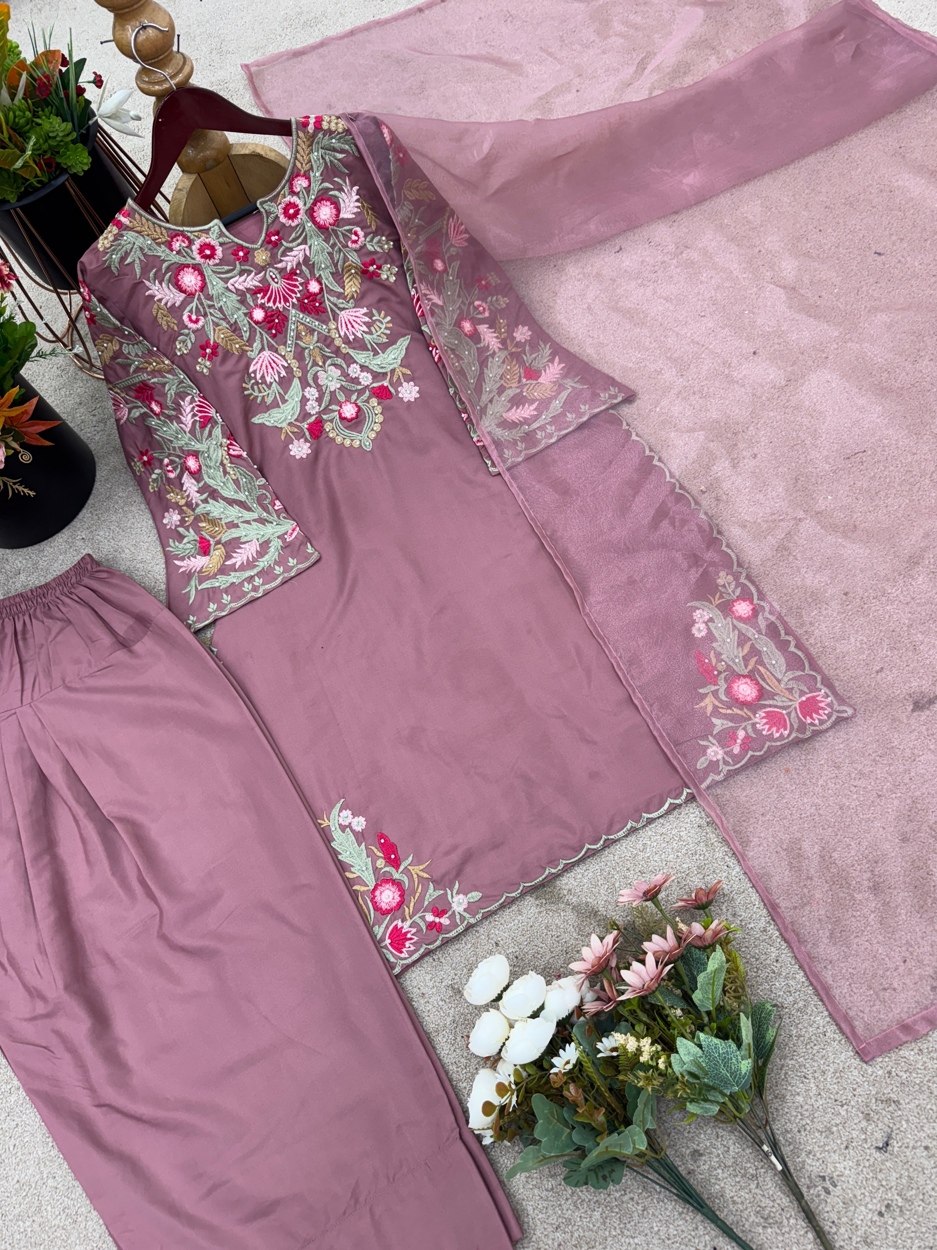 पार्टी वियर खूबसूरत टॉप-बॉटम और फैंसी दुपट्टा