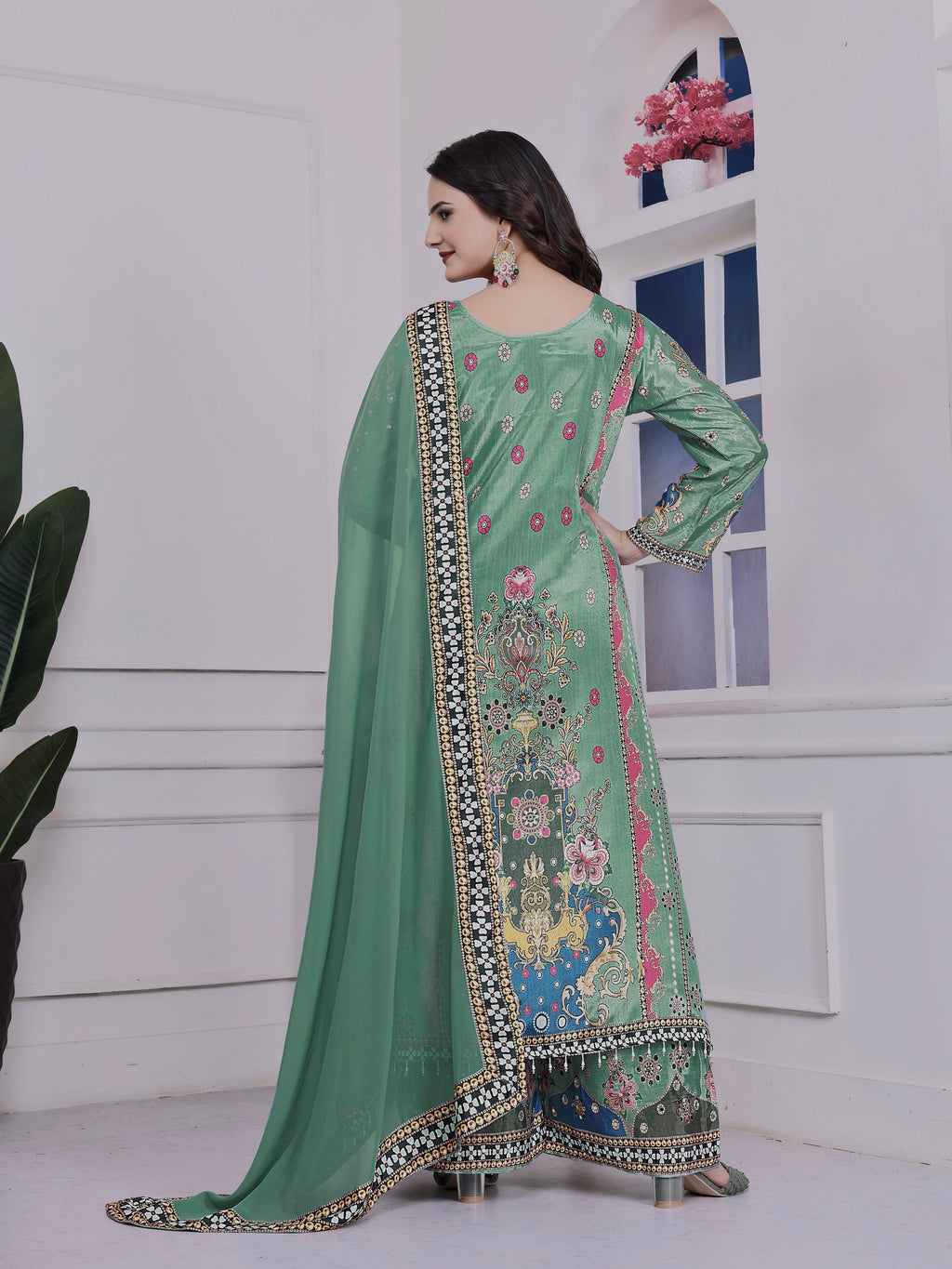 असली मिरर हैंड वर्क के साथ सुंदर डिजिटल प्रिंट वाला फैंसी सूट सेट