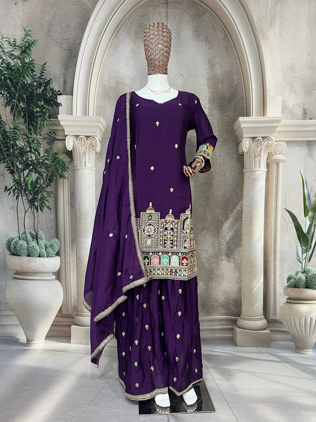 मल्टी नीडल सेक्विन कढ़ाई वर्क के साथ पार्टी वियर सूट सेट