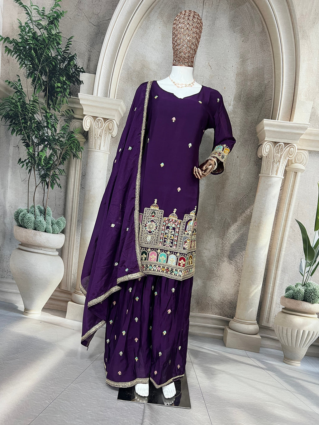 मल्टी नीडल सेक्विन कढ़ाई वर्क के साथ पार्टी वियर सूट सेट