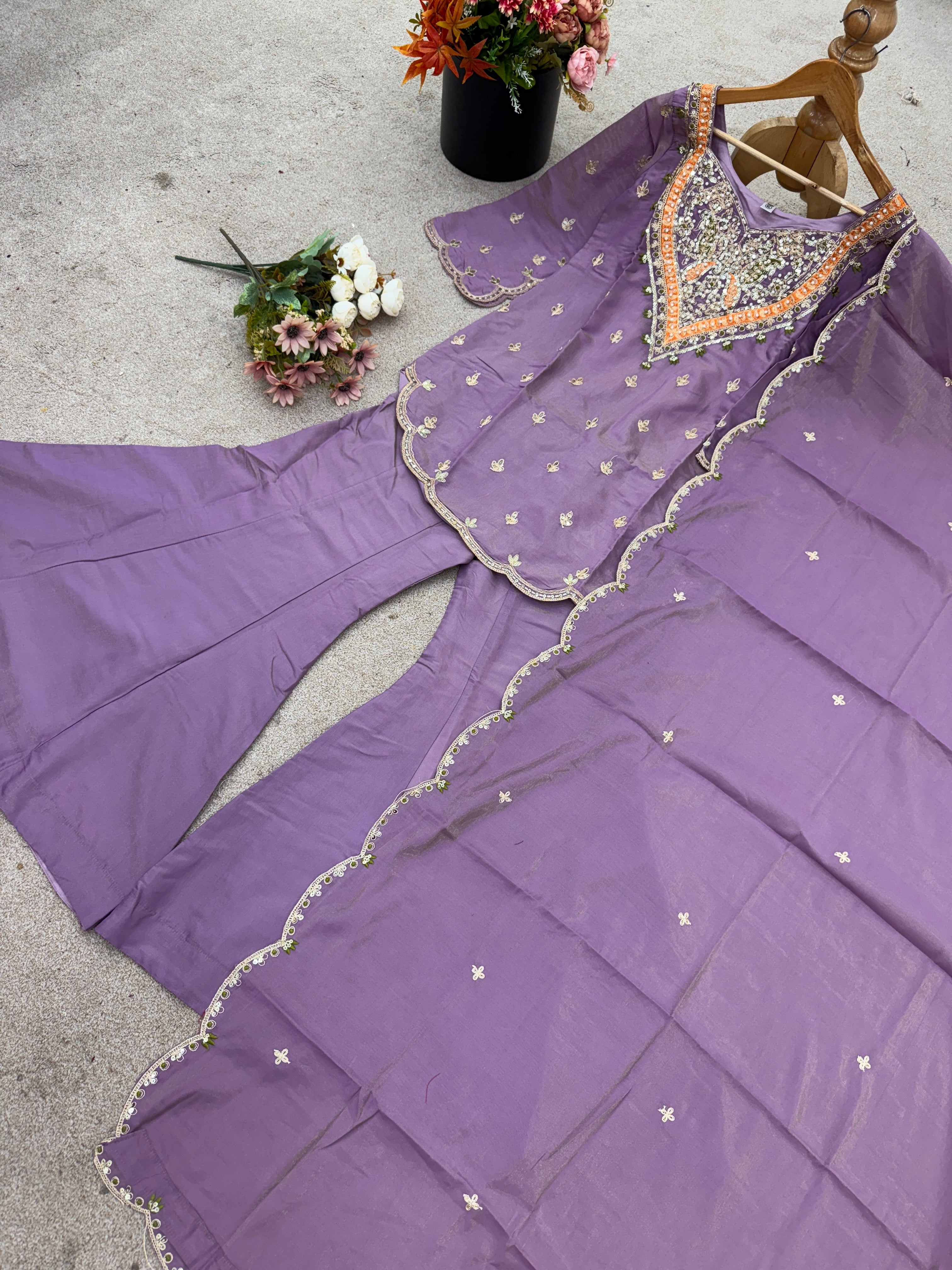 कढ़ाई के काम के साथ पार्टी वियर टॉप-बॉटम और दुपट्टा सेट