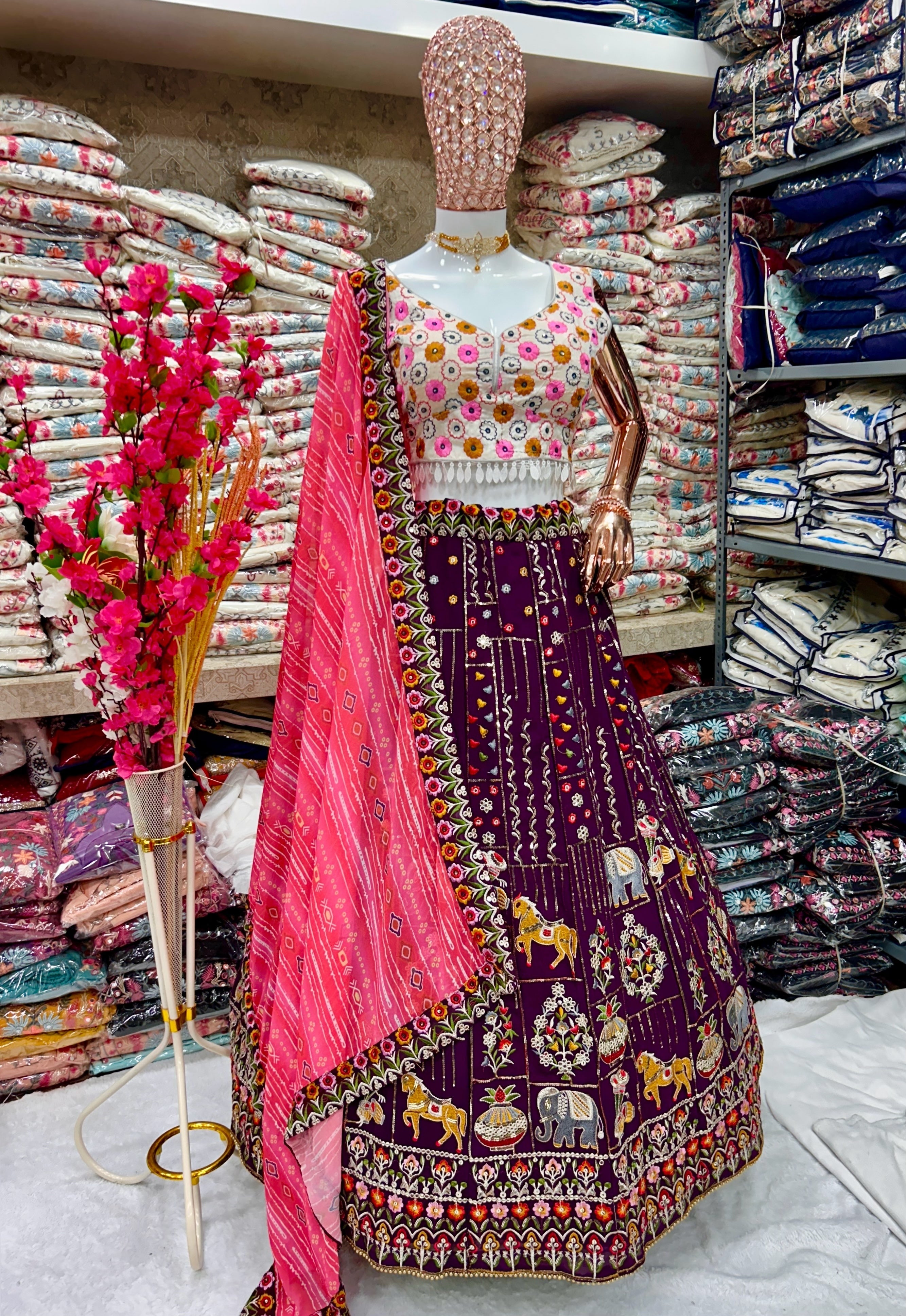 कढ़ाई के काम के साथ पार्टी वियर डिज़ाइनर लहंगा चोली