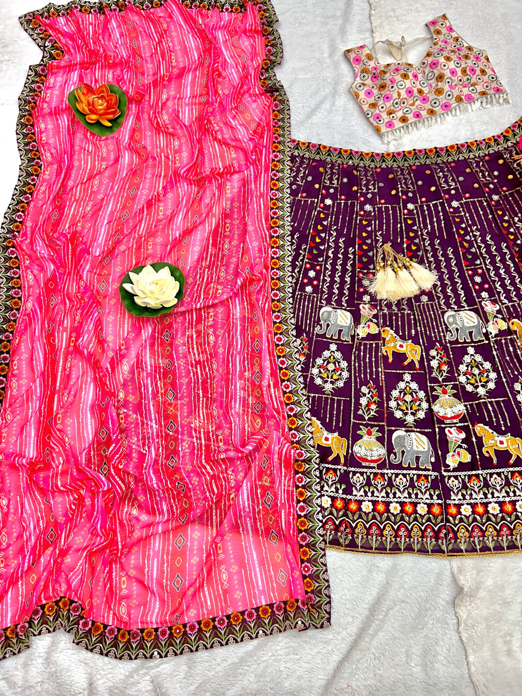 कढ़ाई के काम के साथ पार्टी वियर डिज़ाइनर लहंगा चोली