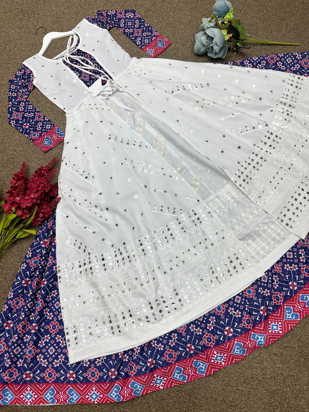 पार्टी वियर सुंदर लहंगा चोली और कोटी