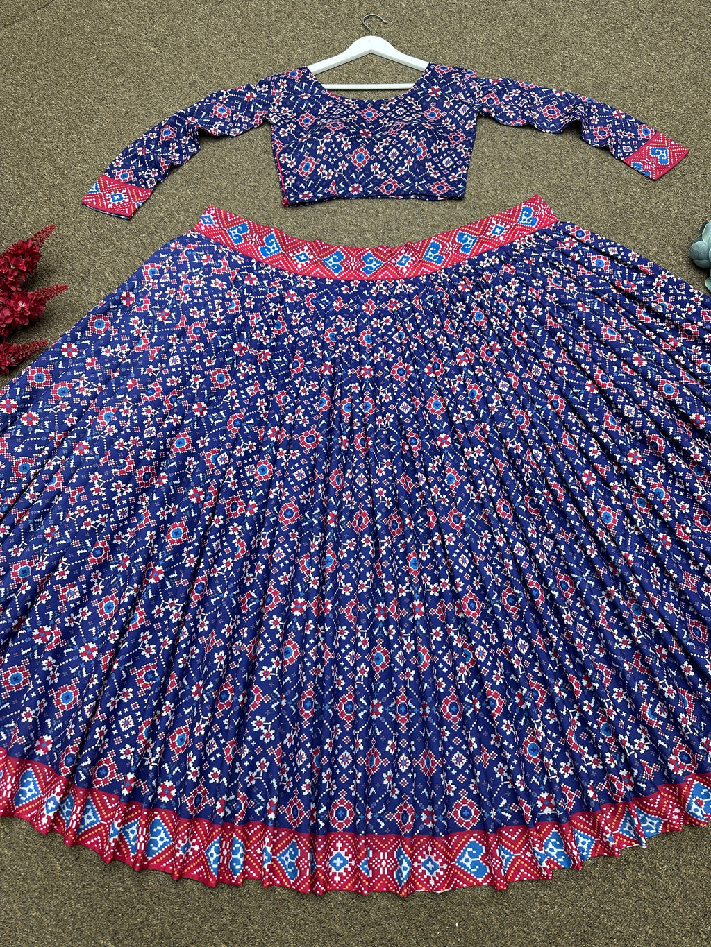 पार्टी वियर सुंदर लहंगा चोली और कोटी