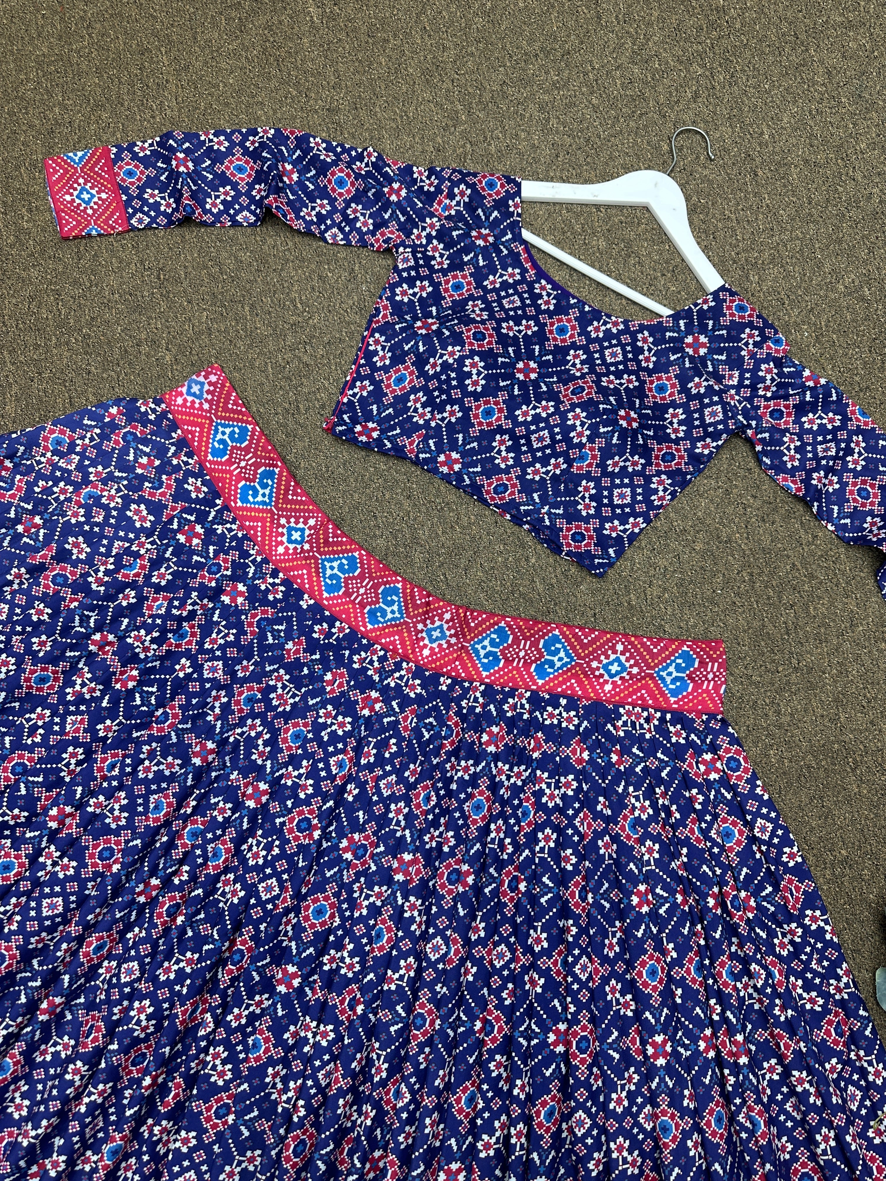 पार्टी वियर सुंदर लहंगा चोली और कोटी