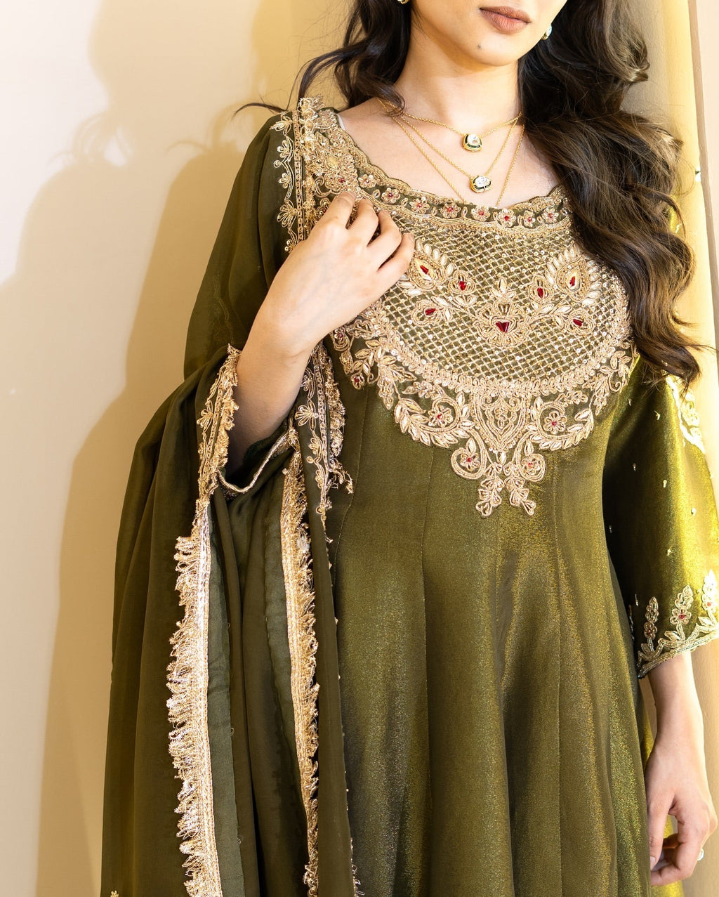 कढ़ाई अनुक्रम कार्य के साथ डिजाइनर टॉप-बॉटम और दुपट्टा