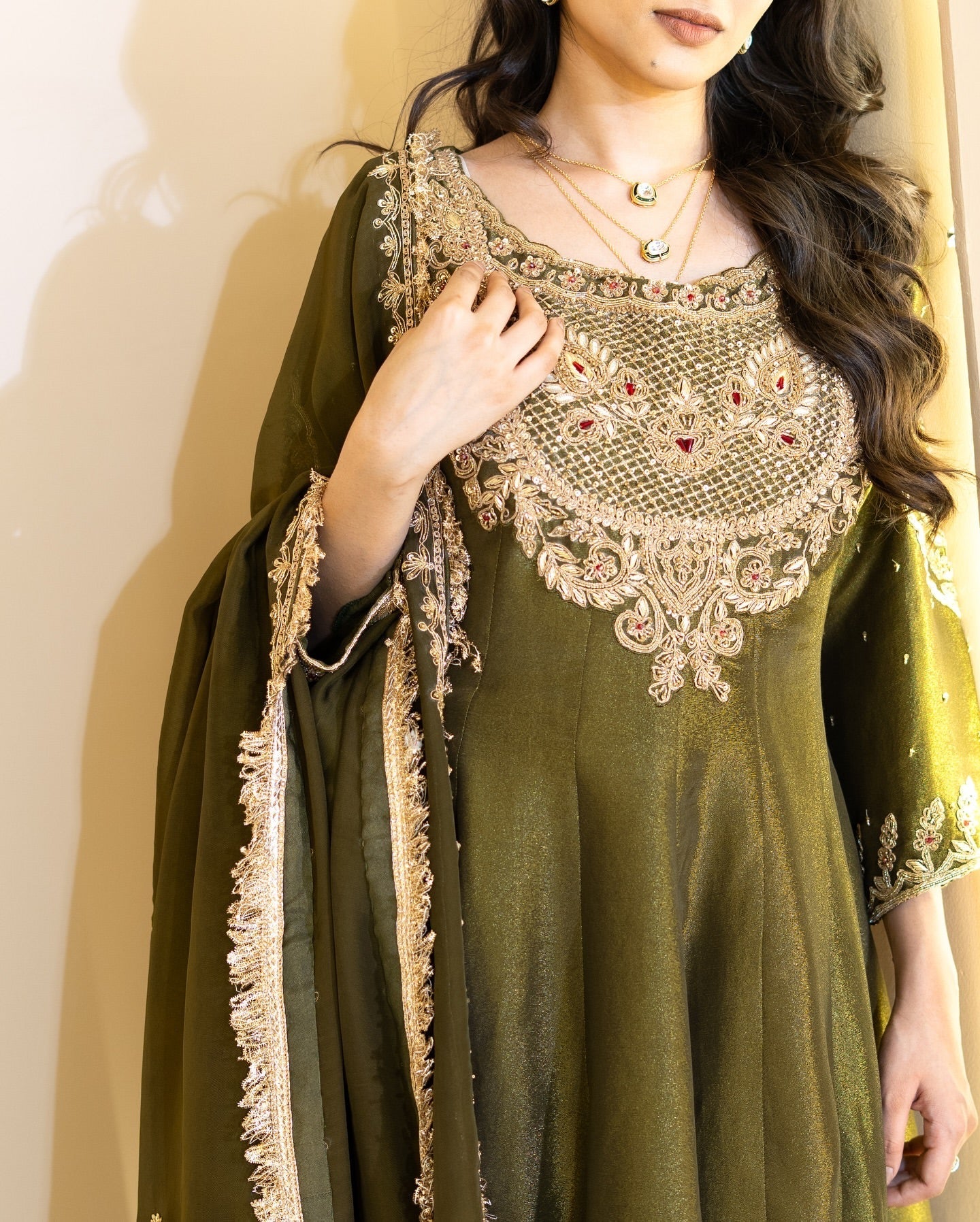 कढ़ाई अनुक्रम कार्य के साथ डिजाइनर टॉप-बॉटम और दुपट्टा