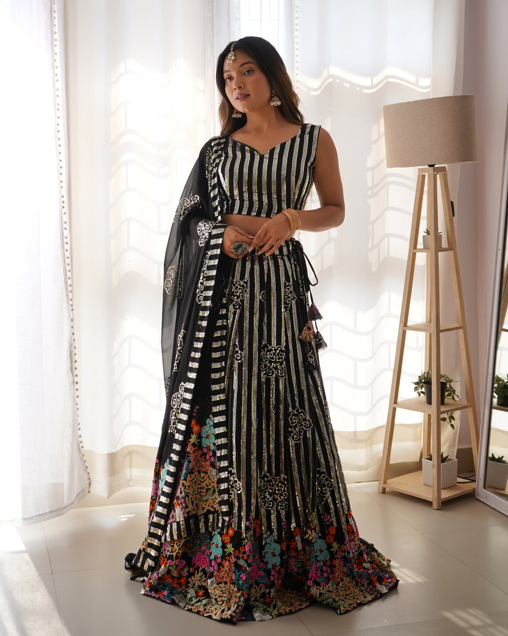 धागे और सीक्वेंस वर्क वाली डिज़ाइनर पार्टी वियर साड़ी