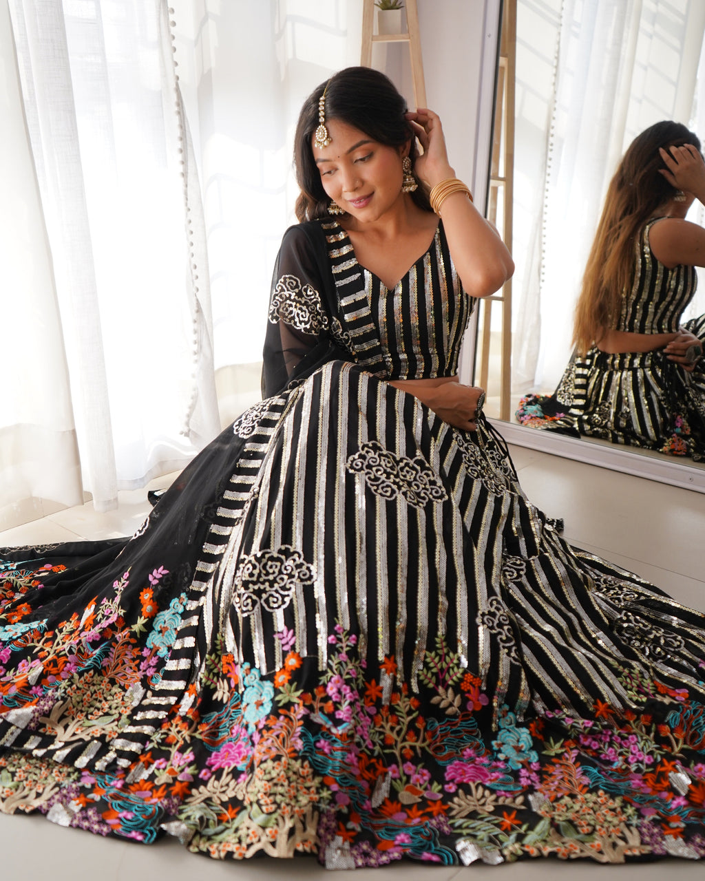 धागे और सीक्वेंस वर्क वाली डिज़ाइनर पार्टी वियर साड़ी