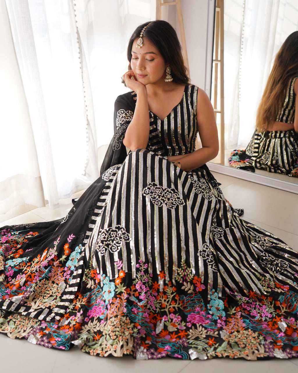 धागे और सीक्वेंस वर्क वाली डिज़ाइनर पार्टी वियर साड़ी