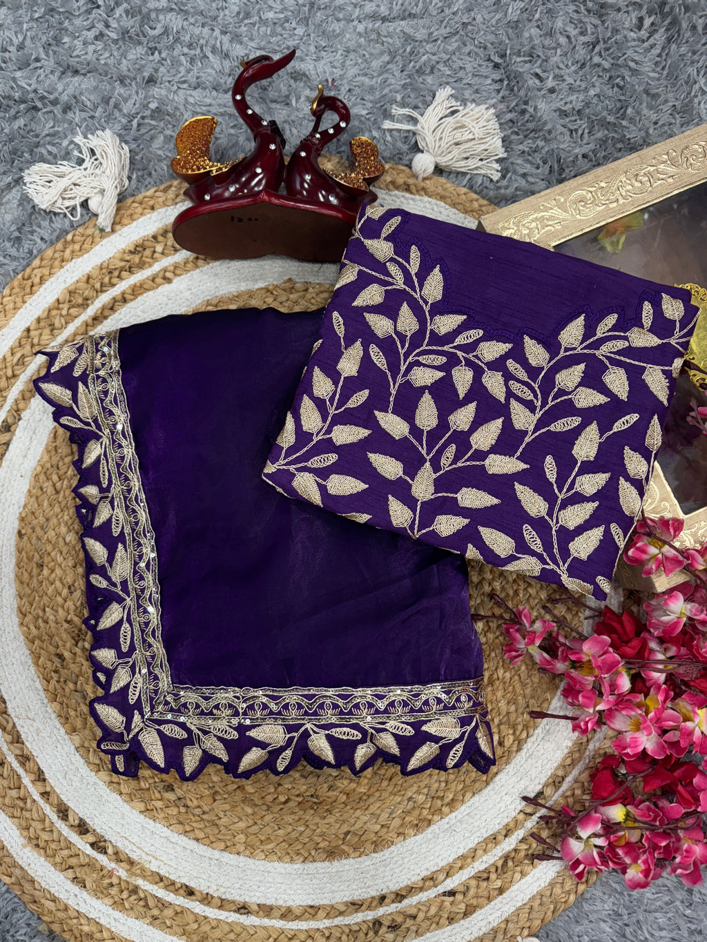 सेक्विन कढ़ाई वर्क लेस बॉर्डर वाली डिज़ाइनर साड़ी