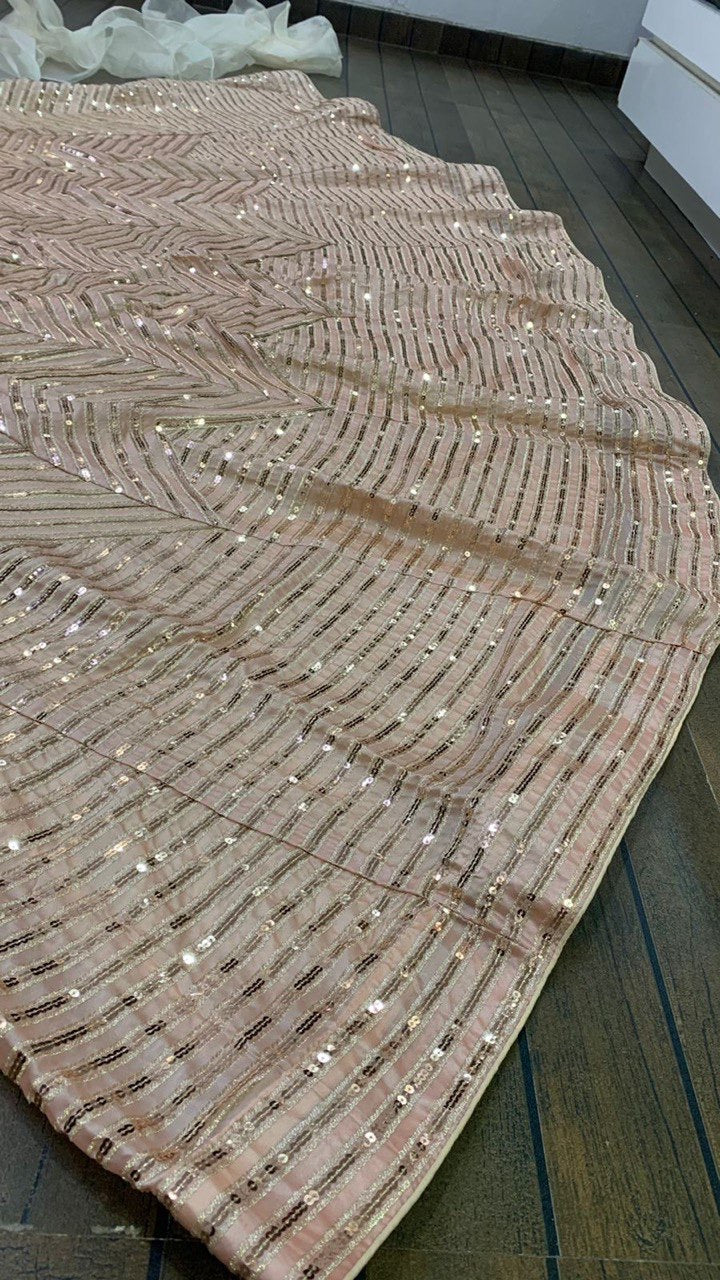 ऑर्गेंजा रफ़ल दुपट्टा के साथ डिज़ाइनर पार्टी वियर लहंगा चोली