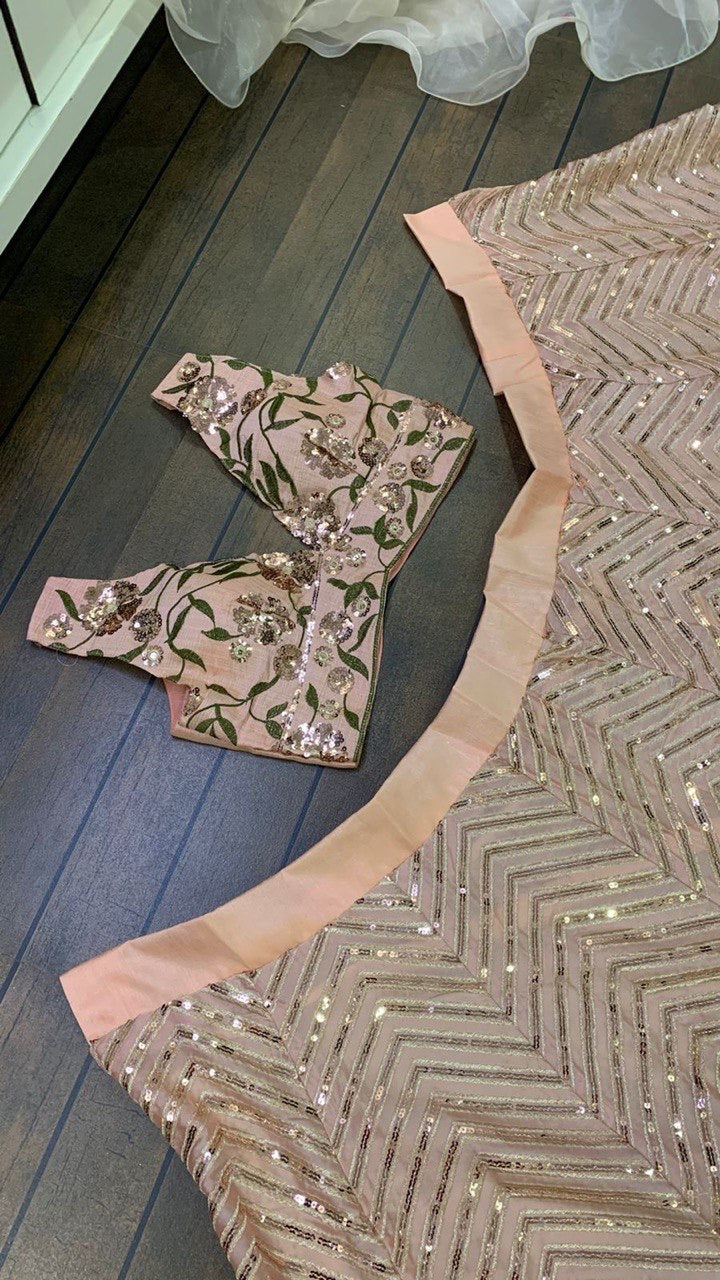 ऑर्गेंजा रफ़ल दुपट्टा के साथ डिज़ाइनर पार्टी वियर लहंगा चोली