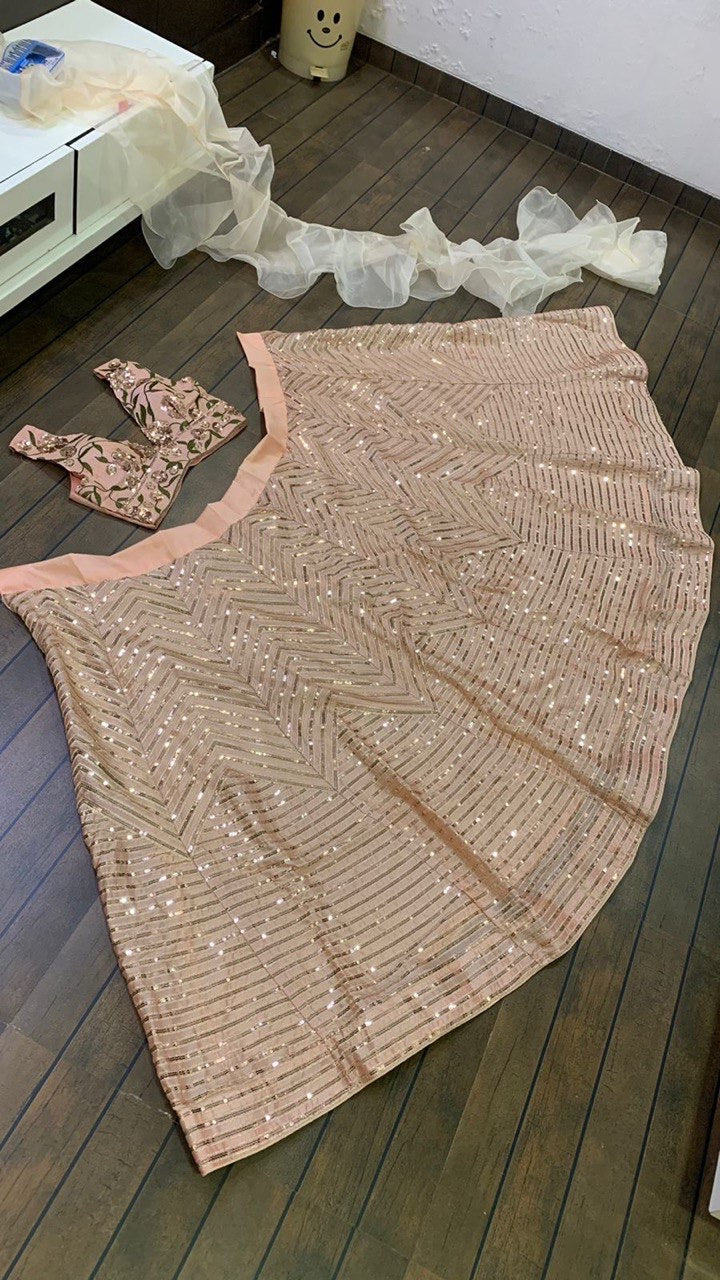 ऑर्गेंजा रफ़ल दुपट्टा के साथ डिज़ाइनर पार्टी वियर लहंगा चोली