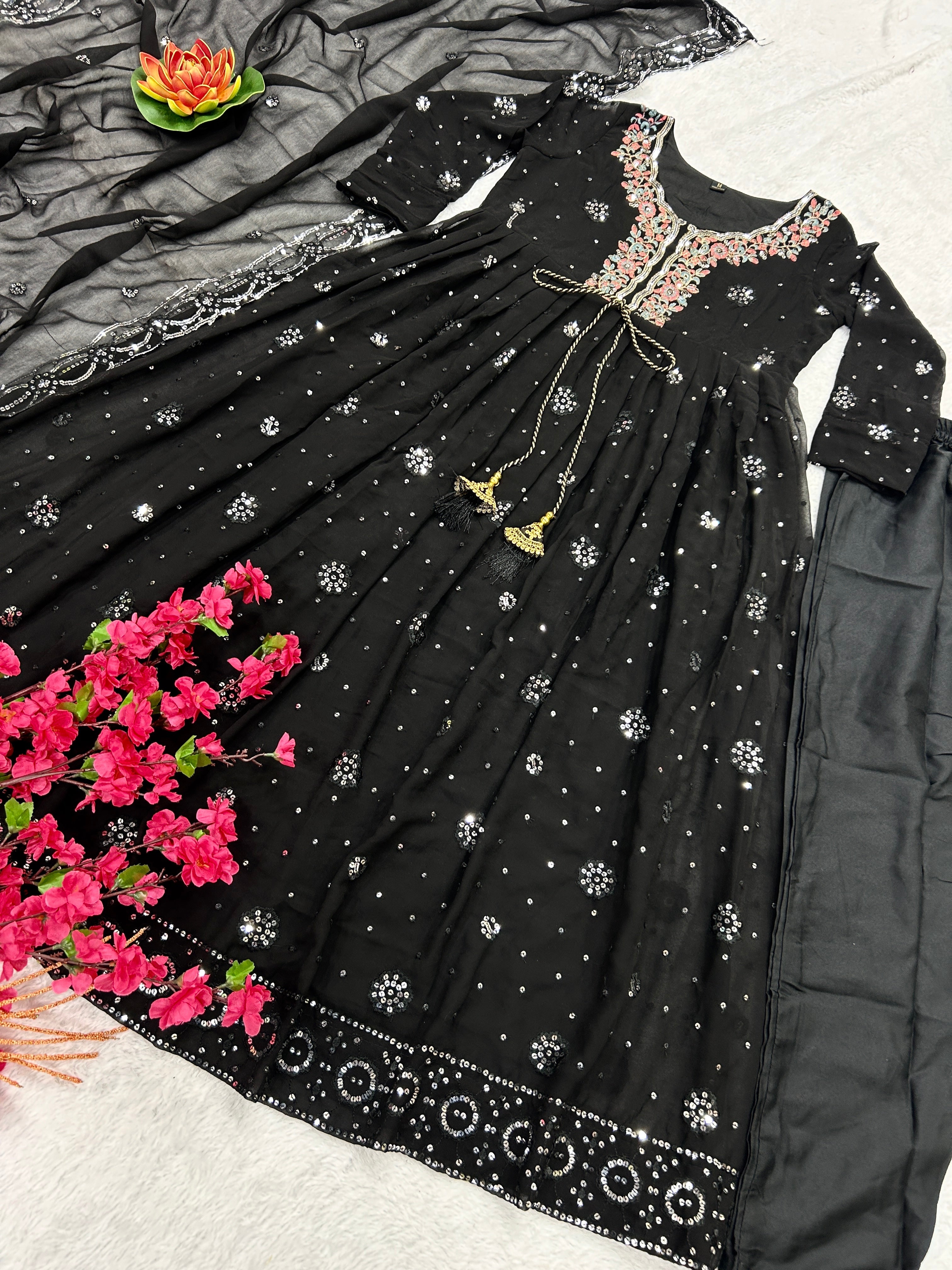 डिज़ाइनर पार्टी वियर अनारकली गाउन, पैंट और दुपट्टा