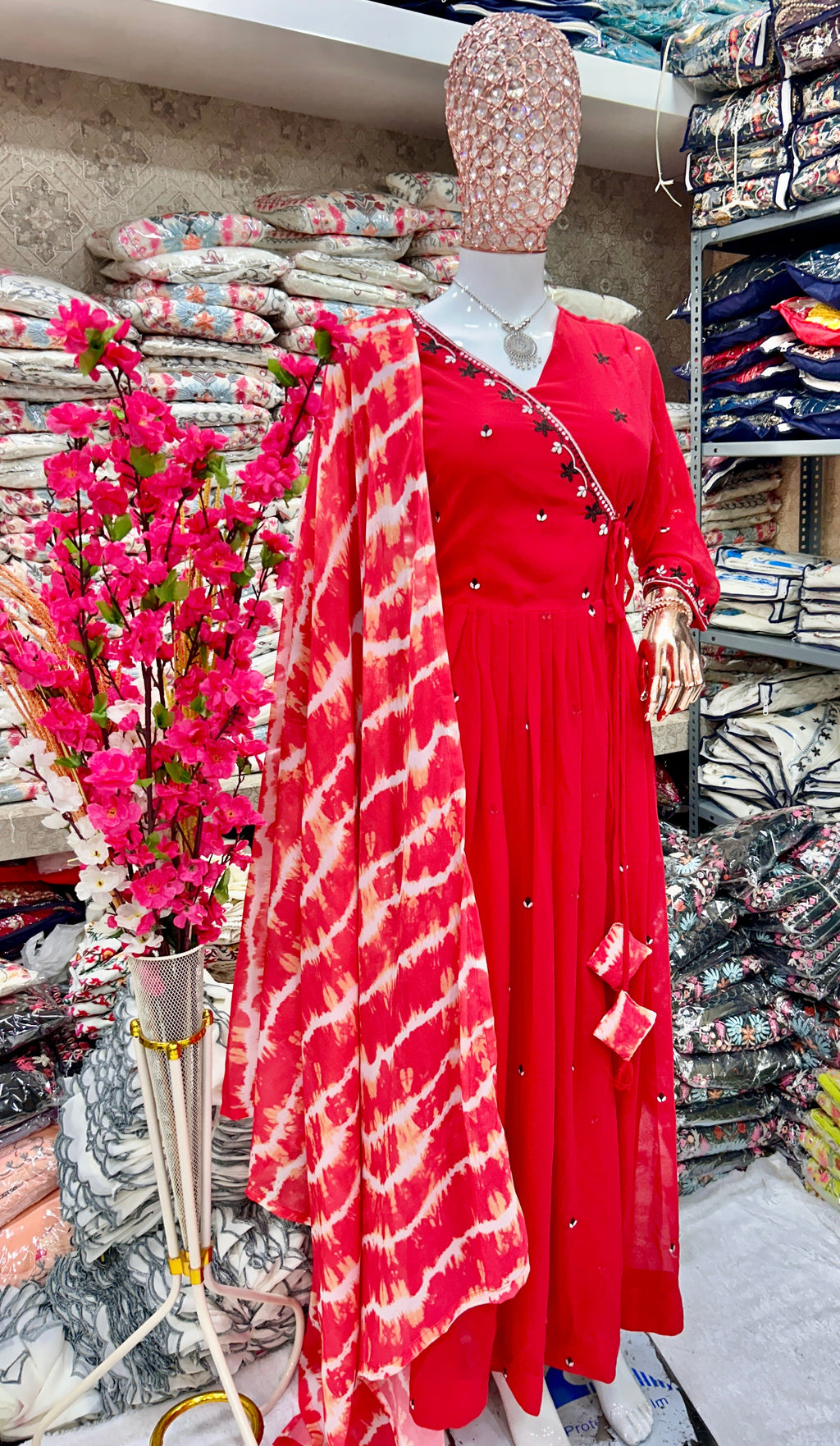 पार्टी वियर सुंदर अनारकली गाउन और दुपट्टे के साथ पैंट