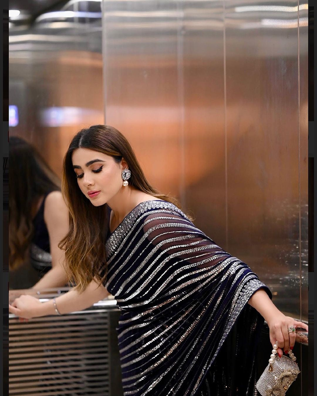 लेस बॉर्डर के साथ सेक्विन कढ़ाई वर्क वाली पार्टी वियर साड़ी 