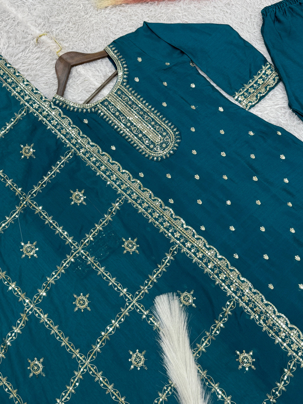 कढ़ाई और सेक्विन वर्क वाला डिज़ाइनर सूट सेट