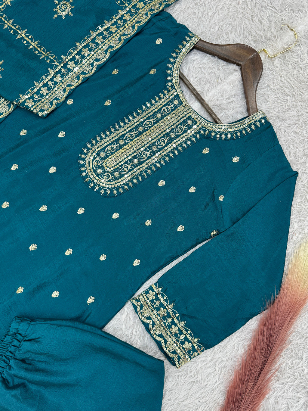 कढ़ाई और सेक्विन वर्क वाला डिज़ाइनर सूट सेट