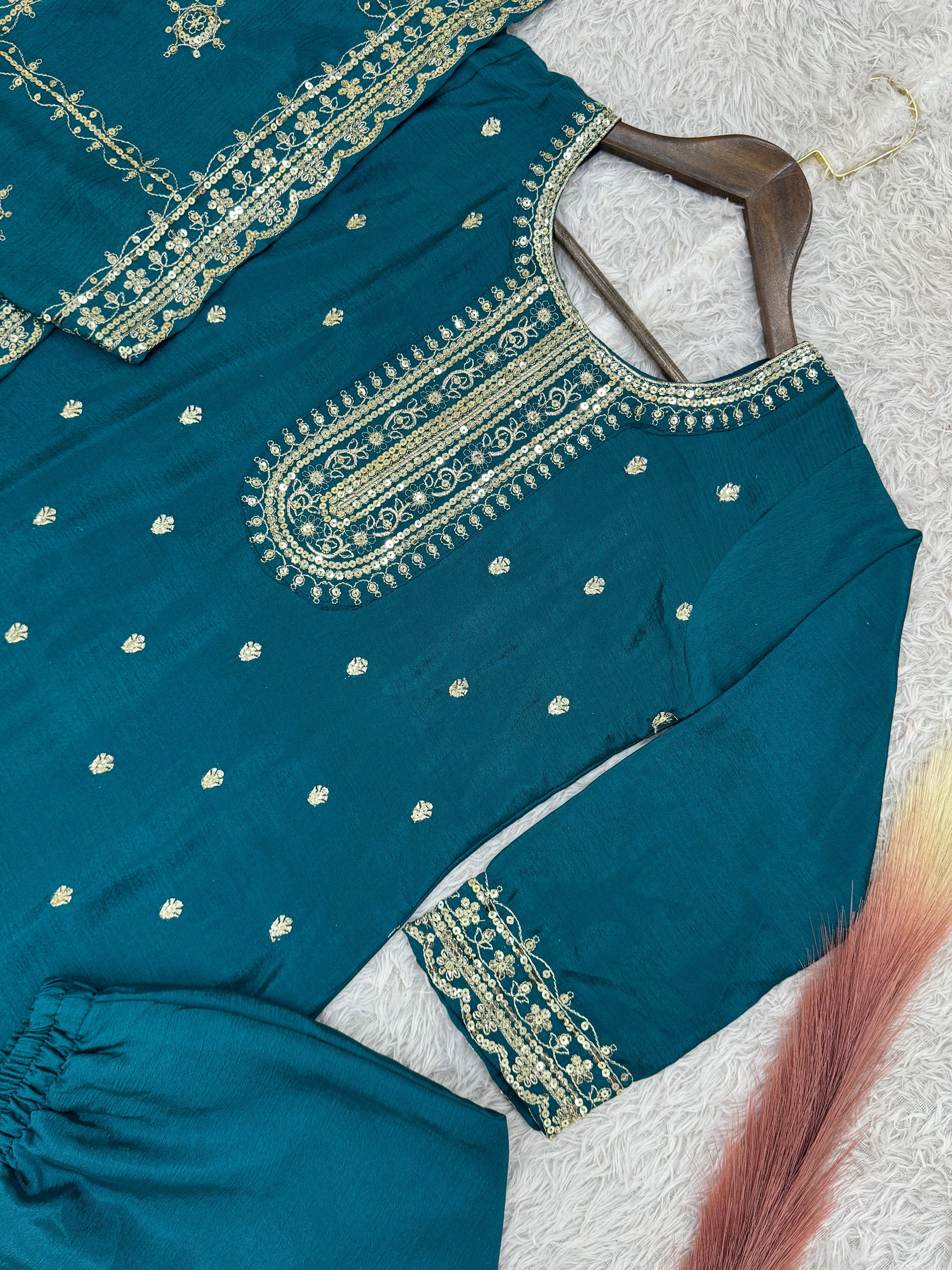कढ़ाई और सेक्विन वर्क वाला डिज़ाइनर सूट सेट