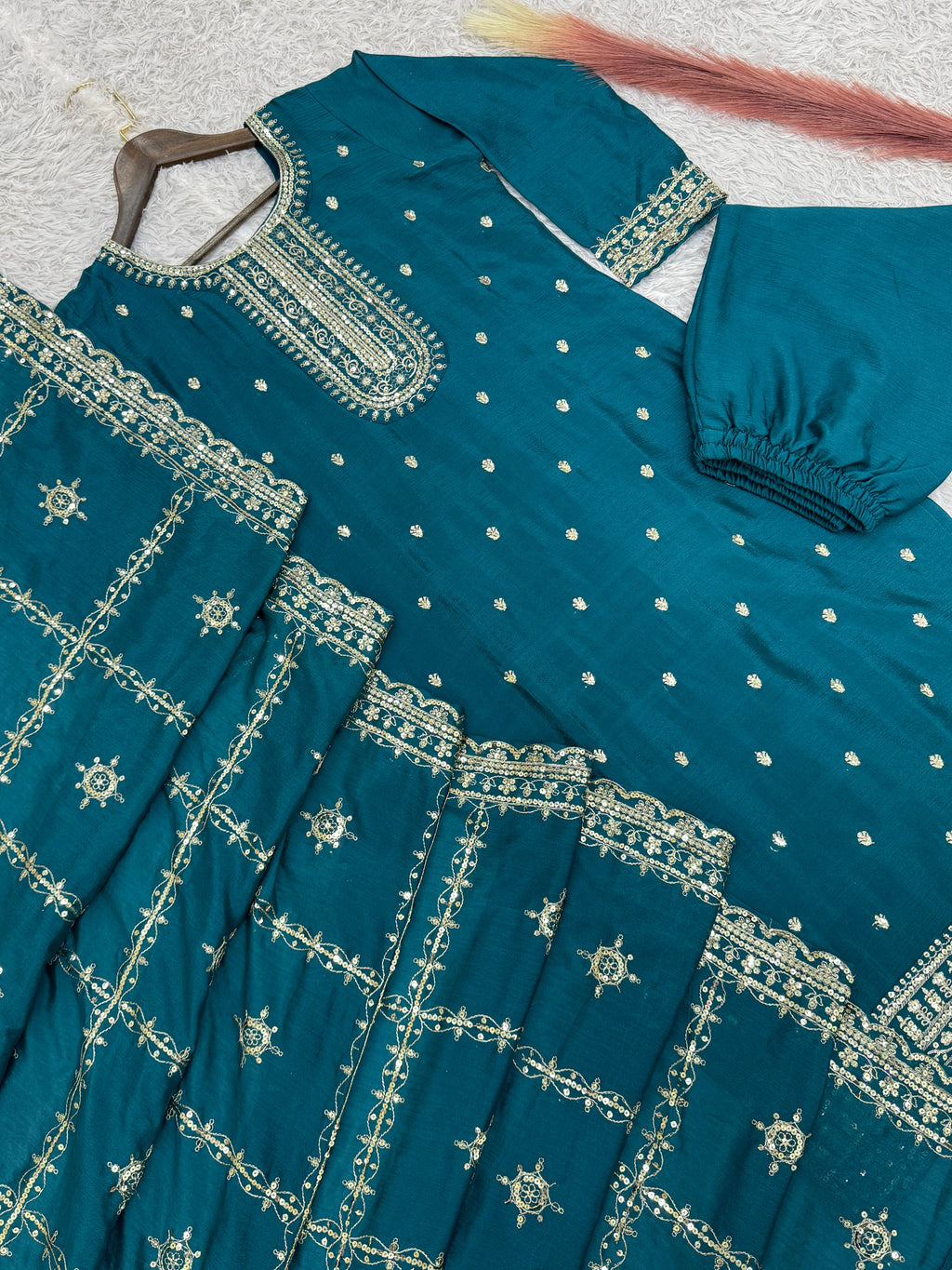 कढ़ाई और सेक्विन वर्क वाला डिज़ाइनर सूट सेट